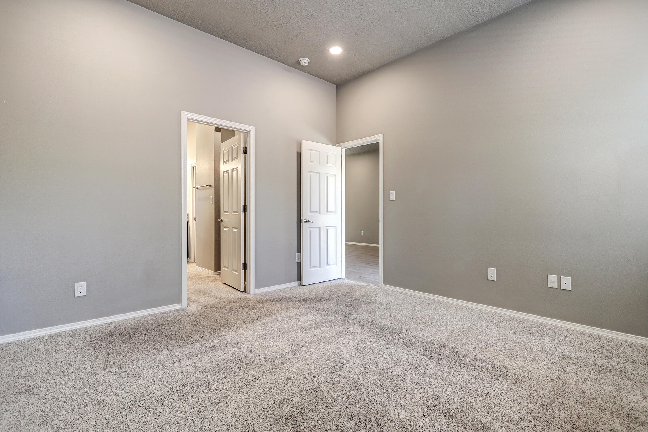 Photo 10 — 3237 Oakmount Drive SE