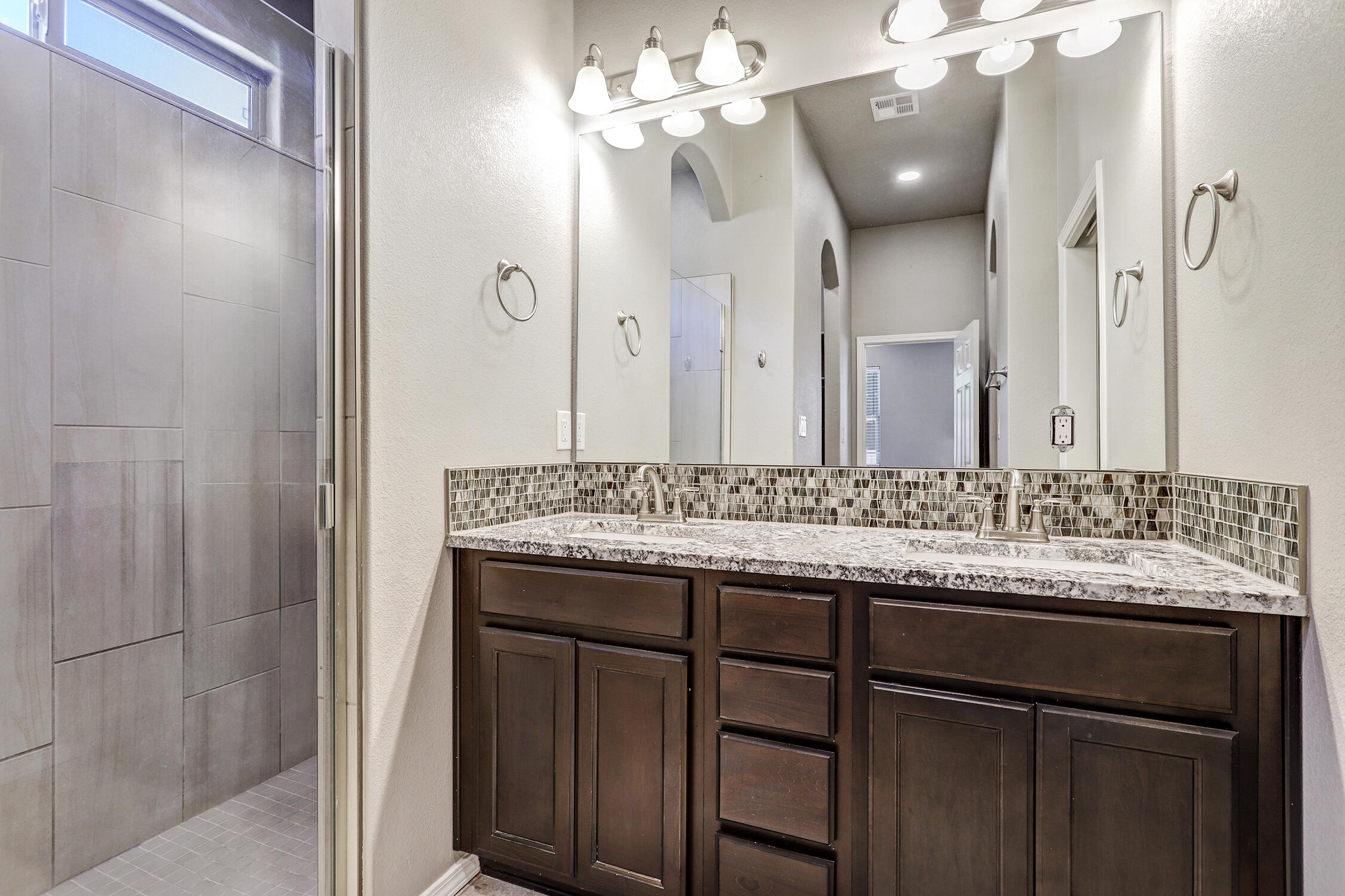 Photo 12 — 3237 Oakmount Drive SE