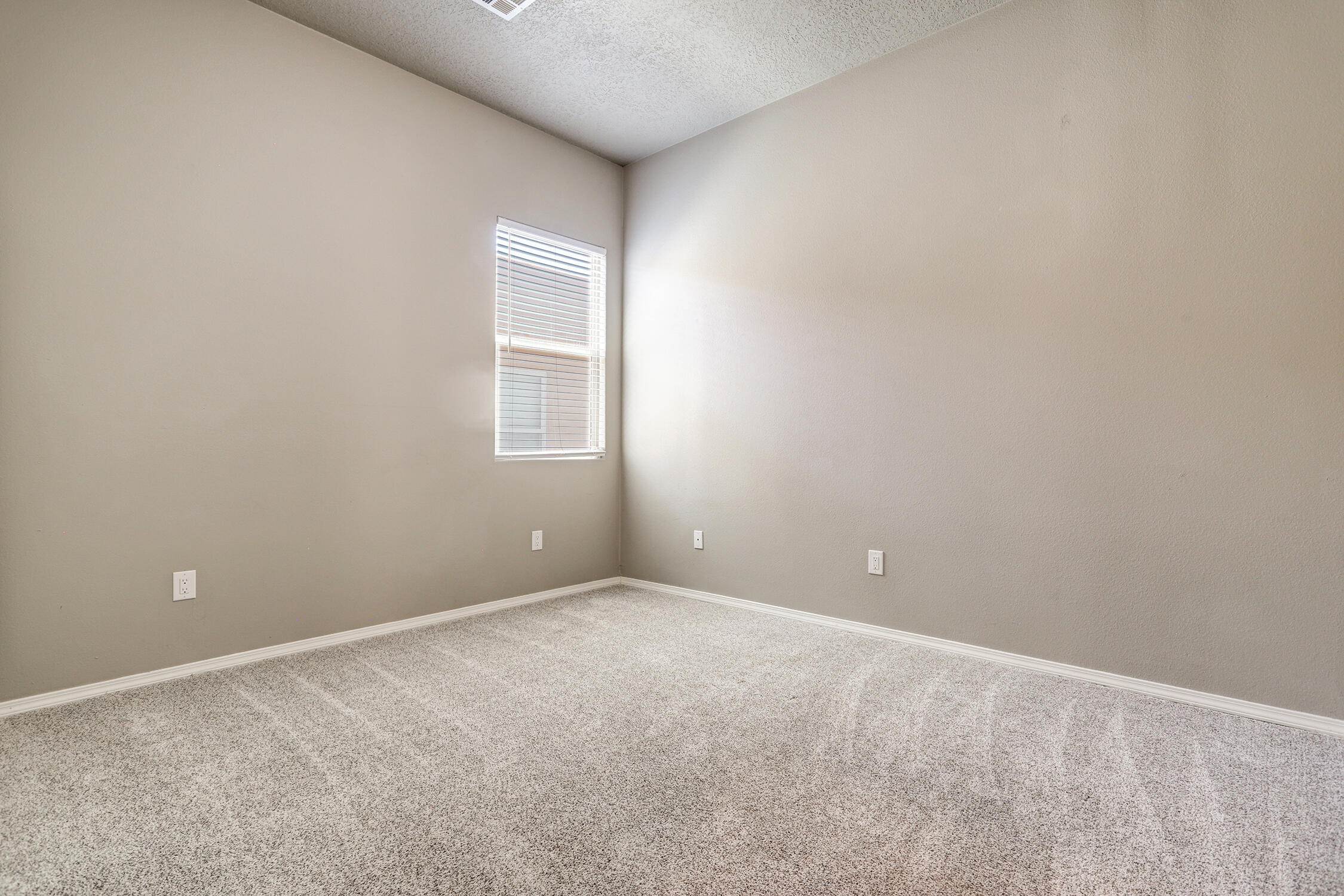 Photo 14 — 3237 Oakmount Drive SE