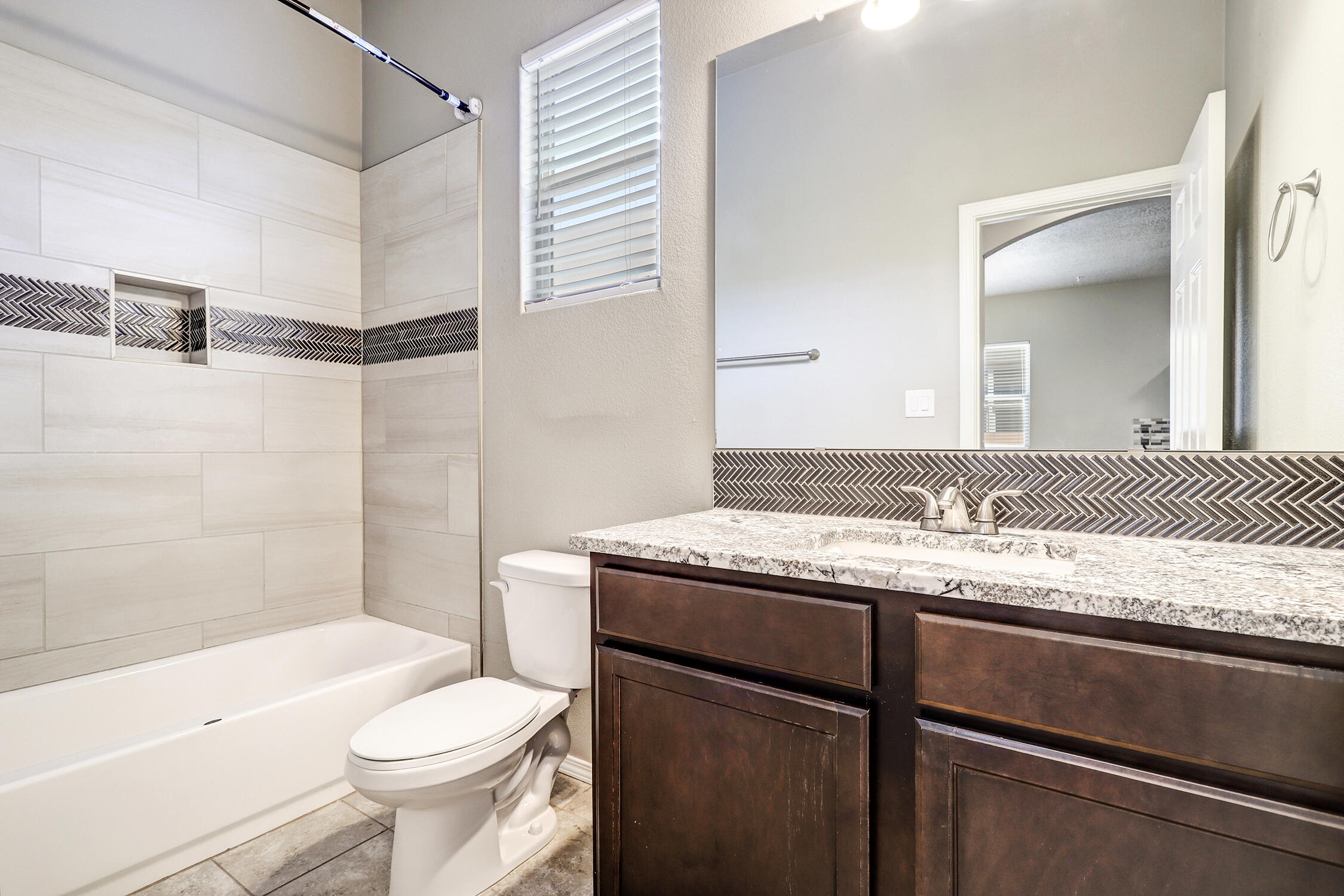 Photo 16 — 3237 Oakmount Drive SE