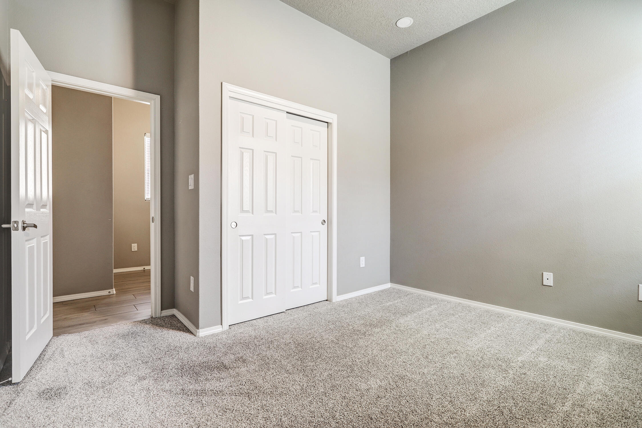 Photo 18 — 3237 Oakmount Drive SE