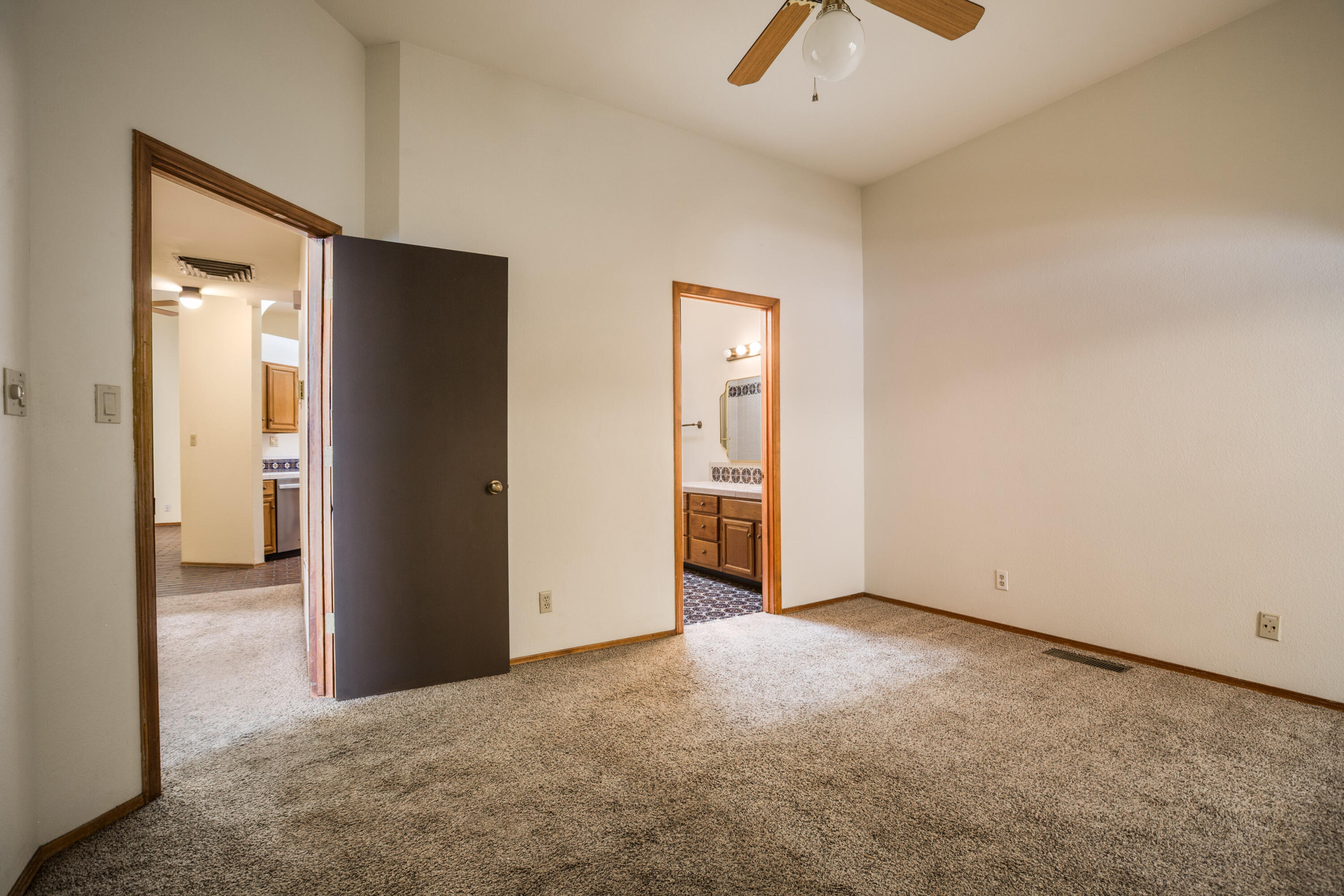 Photo 10 — 9936 Osuna Road NE