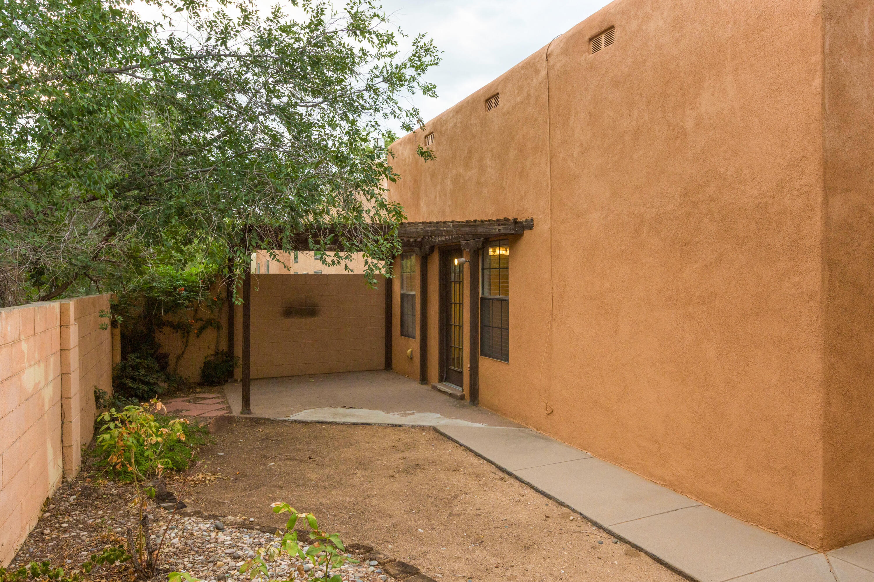 Photo 4 — 9936 Osuna Road NE