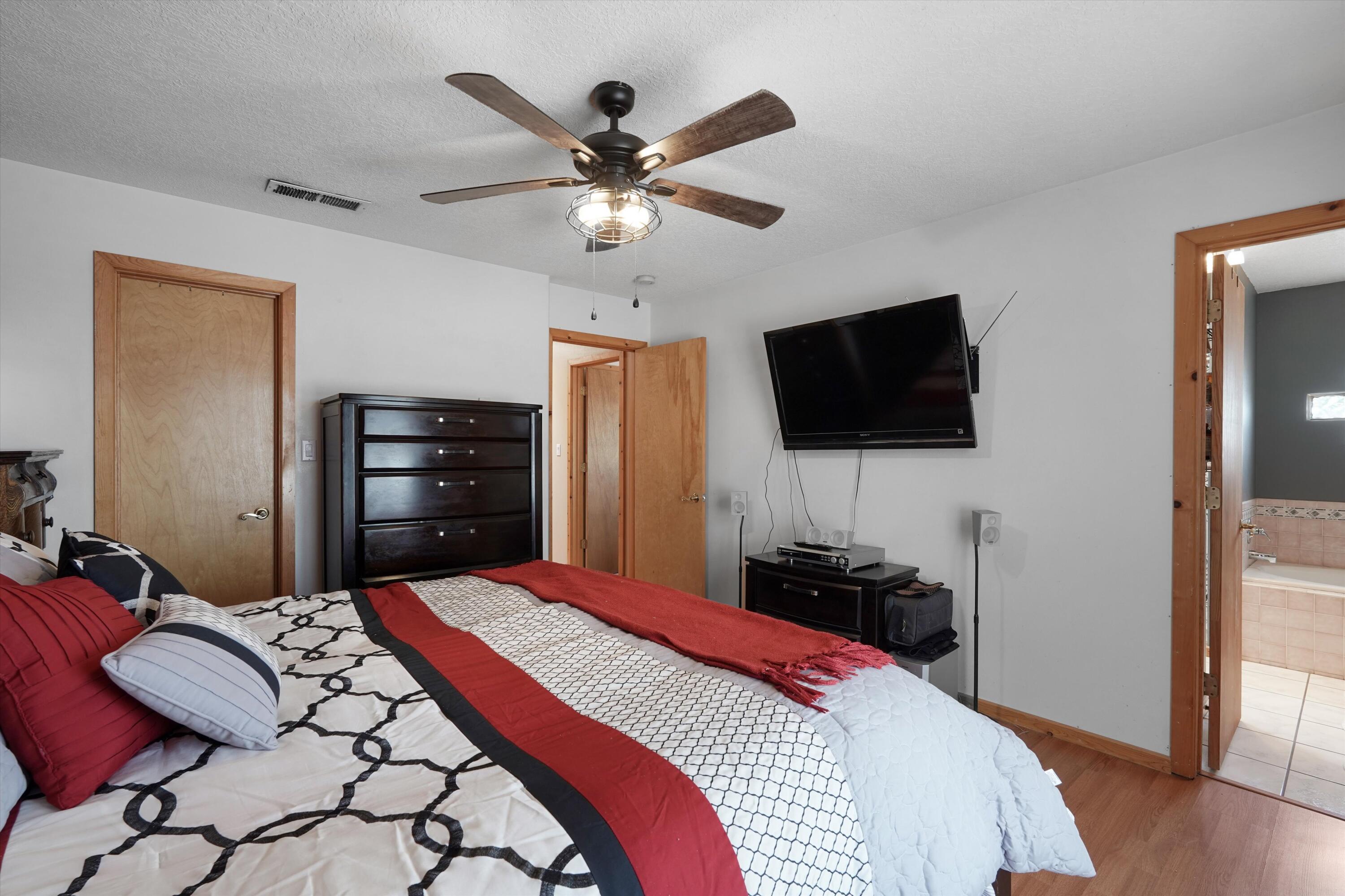 Photo 16 — 6128 Nassif Court NW
