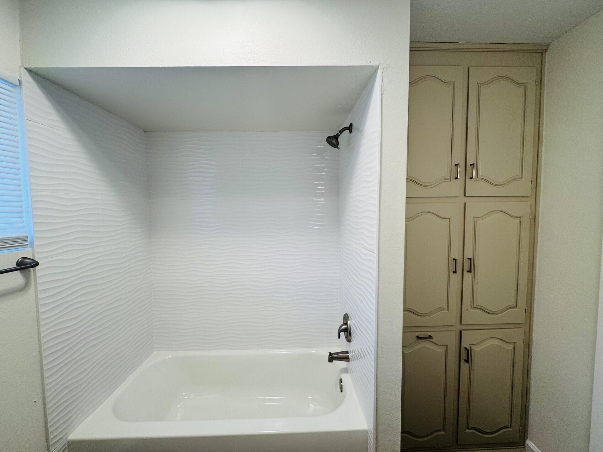Photo 12 — 4707 Huntington Drive NE