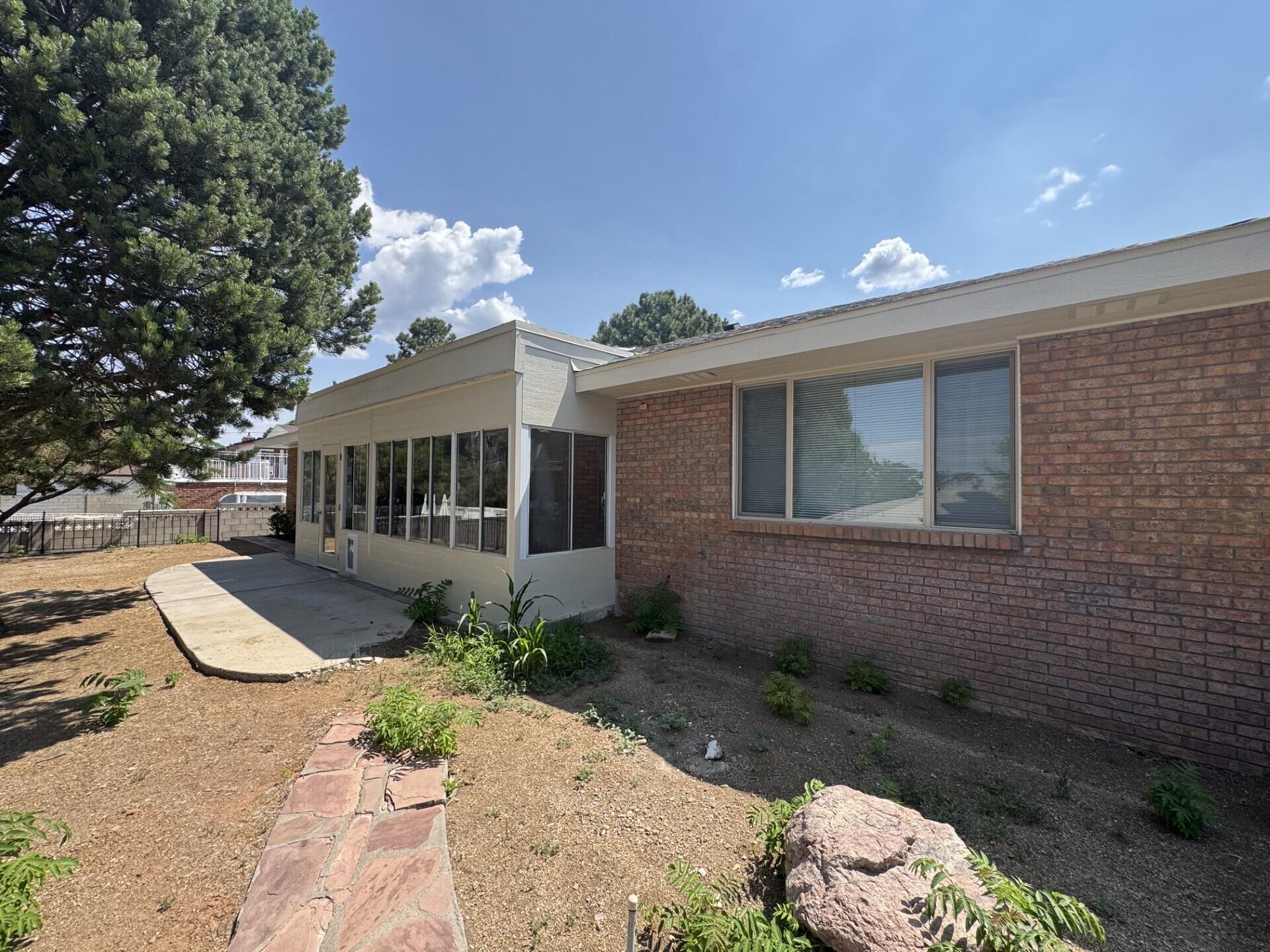 Photo 4 — 4707 Huntington Drive NE