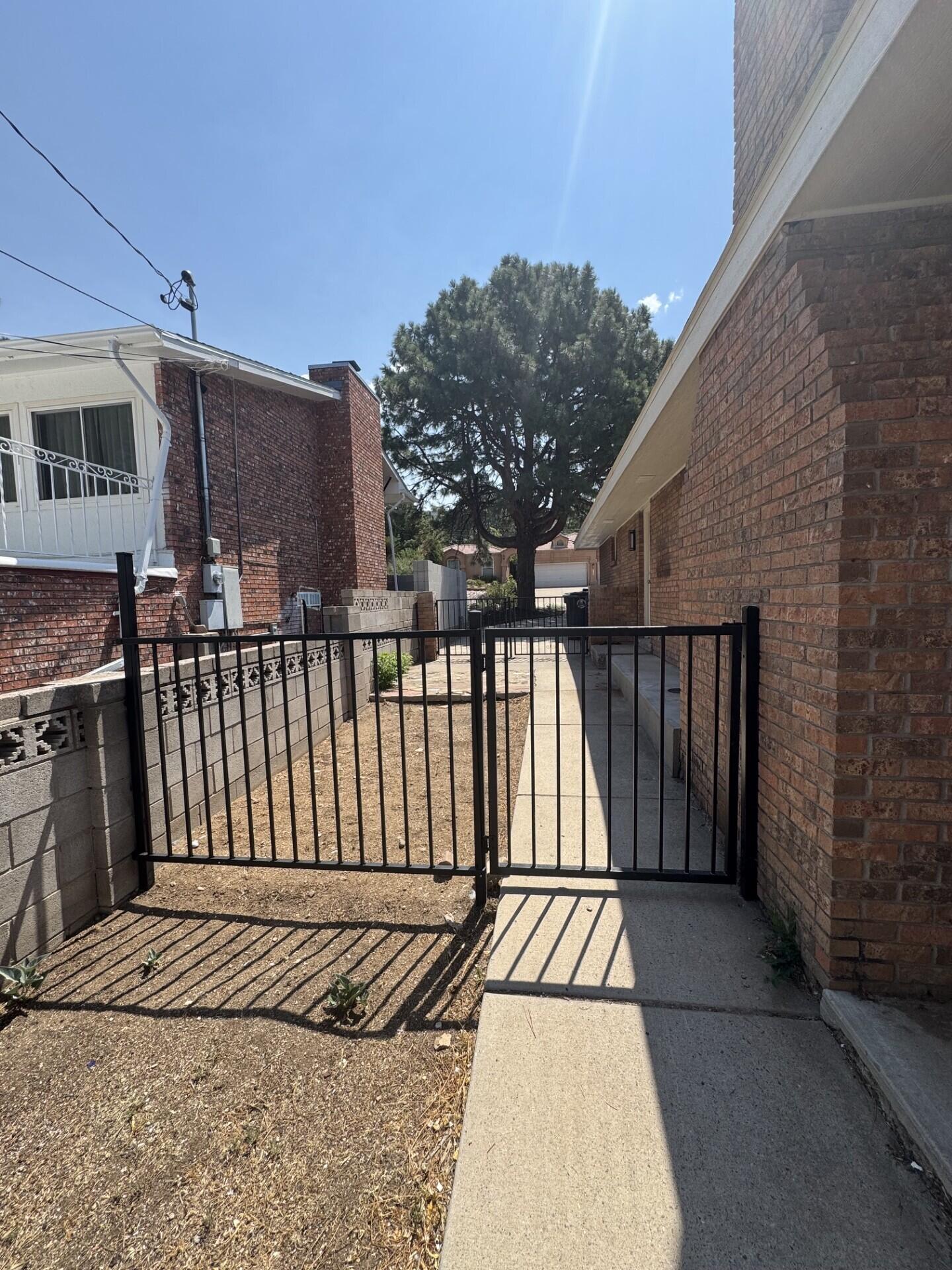 Photo 3 — 4707 Huntington Drive NE