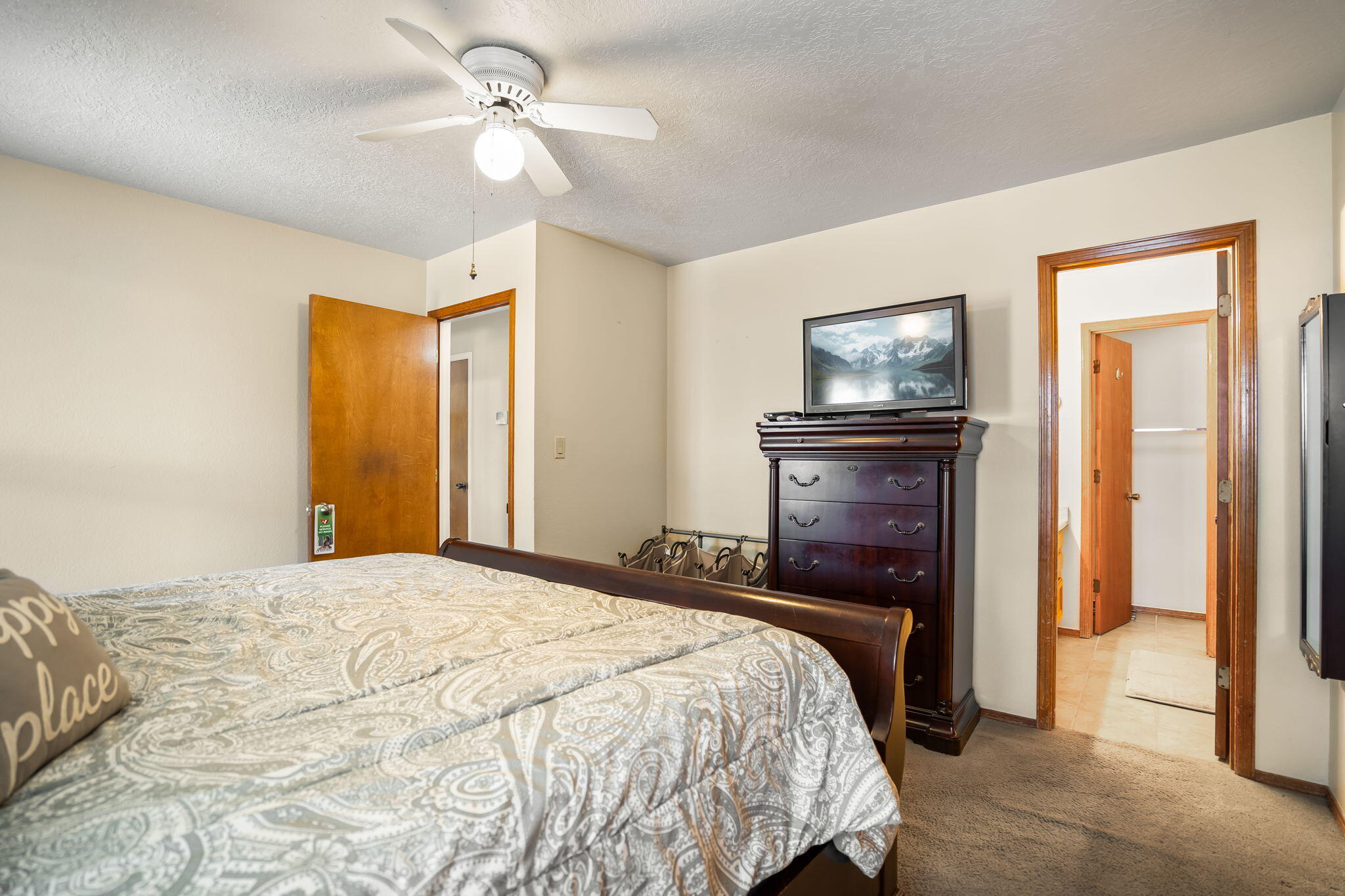 Photo 16 — 5605 Wheelwright Avenue NW