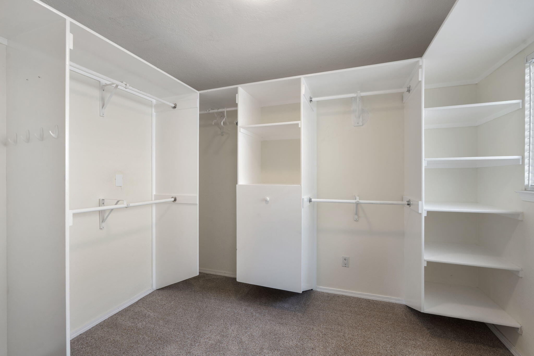 Photo 13 — 9412 Lona Lane NE