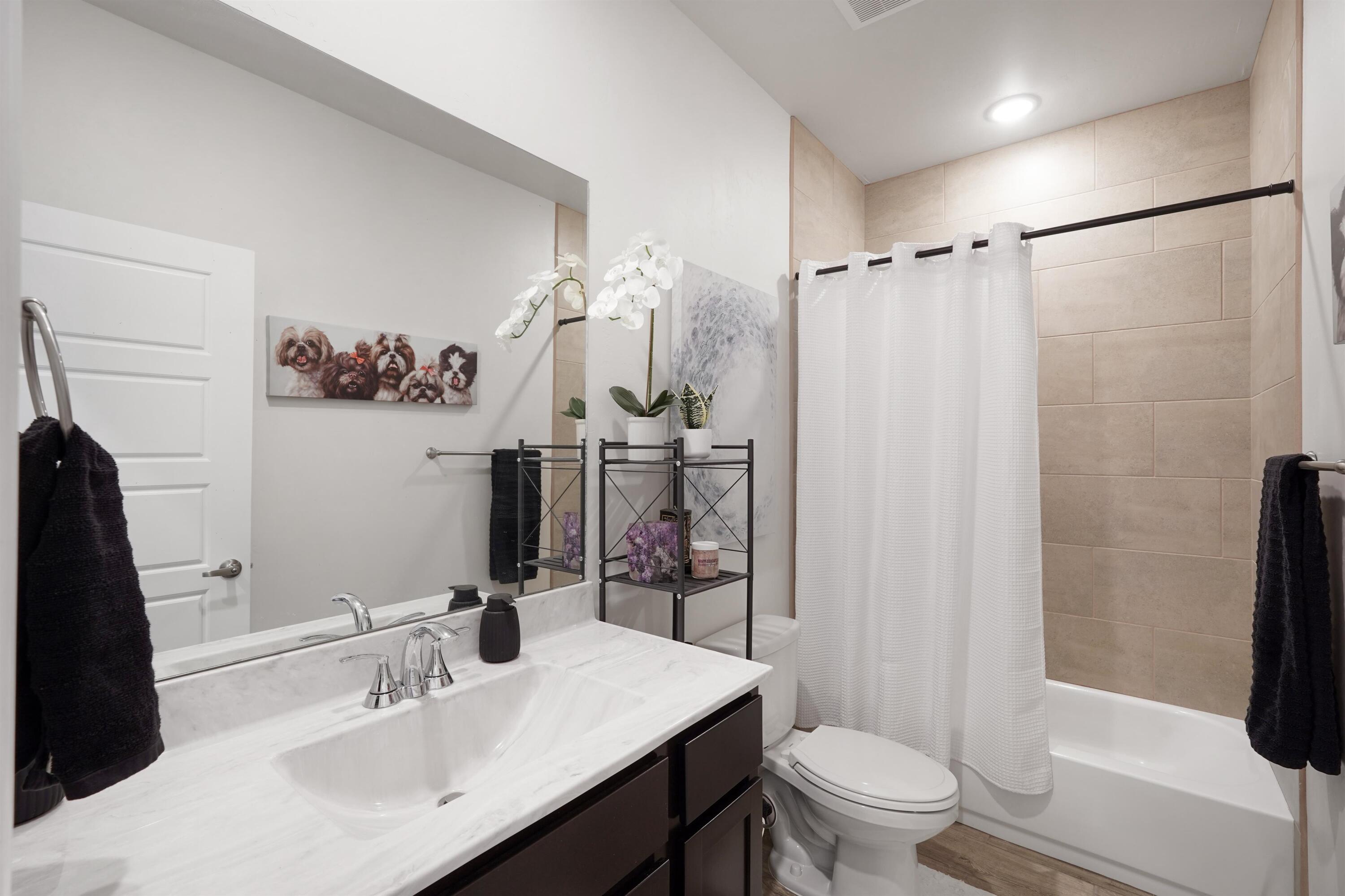 Photo 16 — 2877 Cambridge Avenue NE