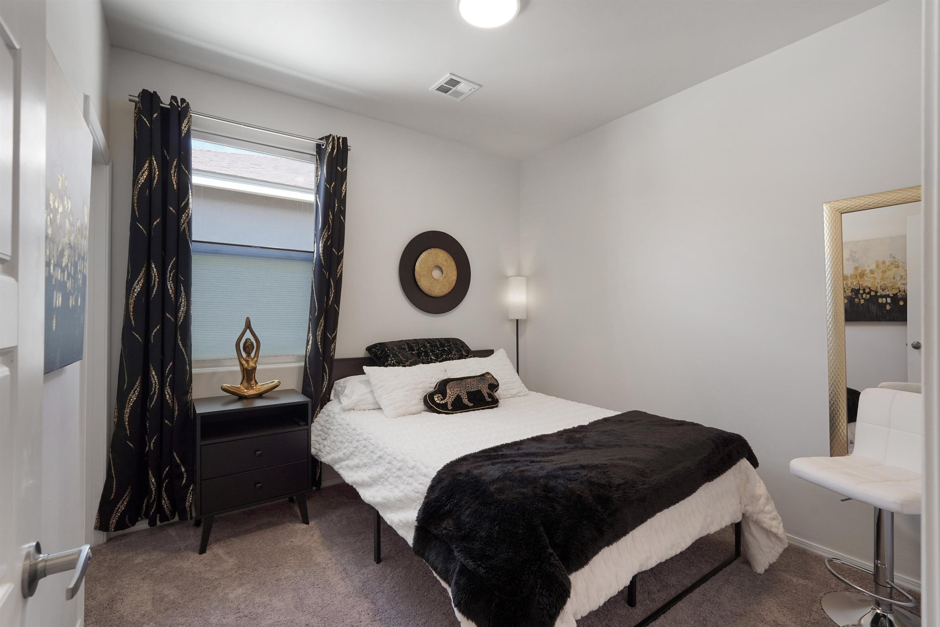 Photo 13 — 2877 Cambridge Avenue NE