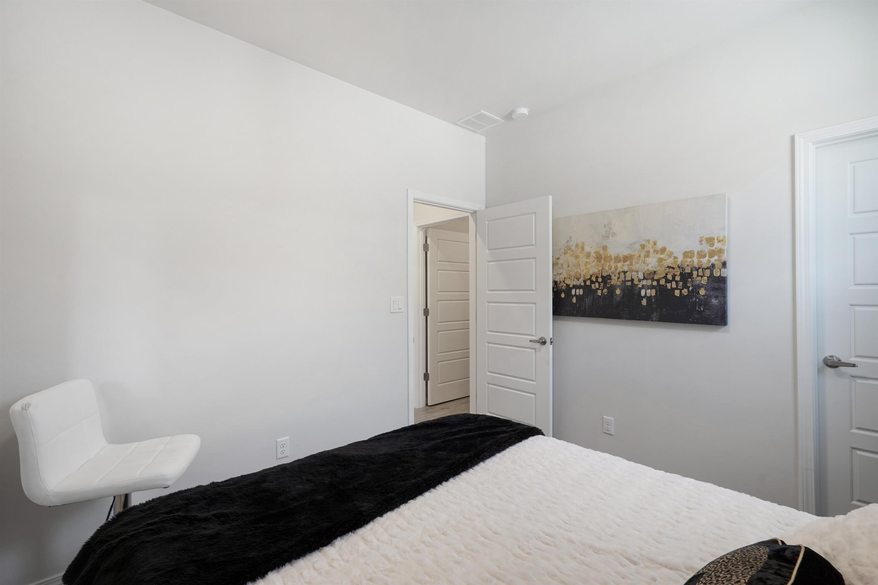 Photo 12 — 2877 Cambridge Avenue NE