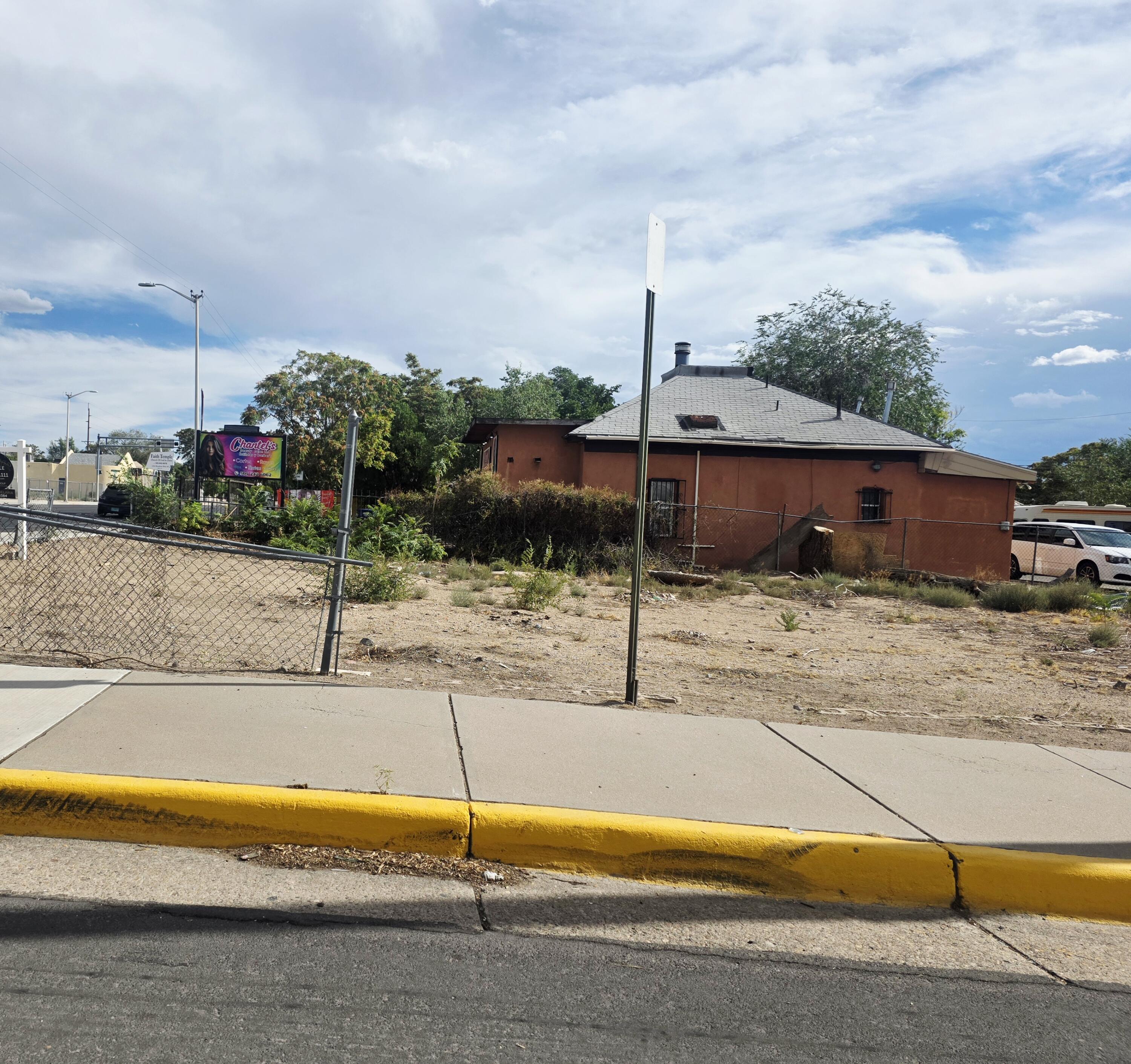 Photo 8 — 903 Broadway Boulevard SE
