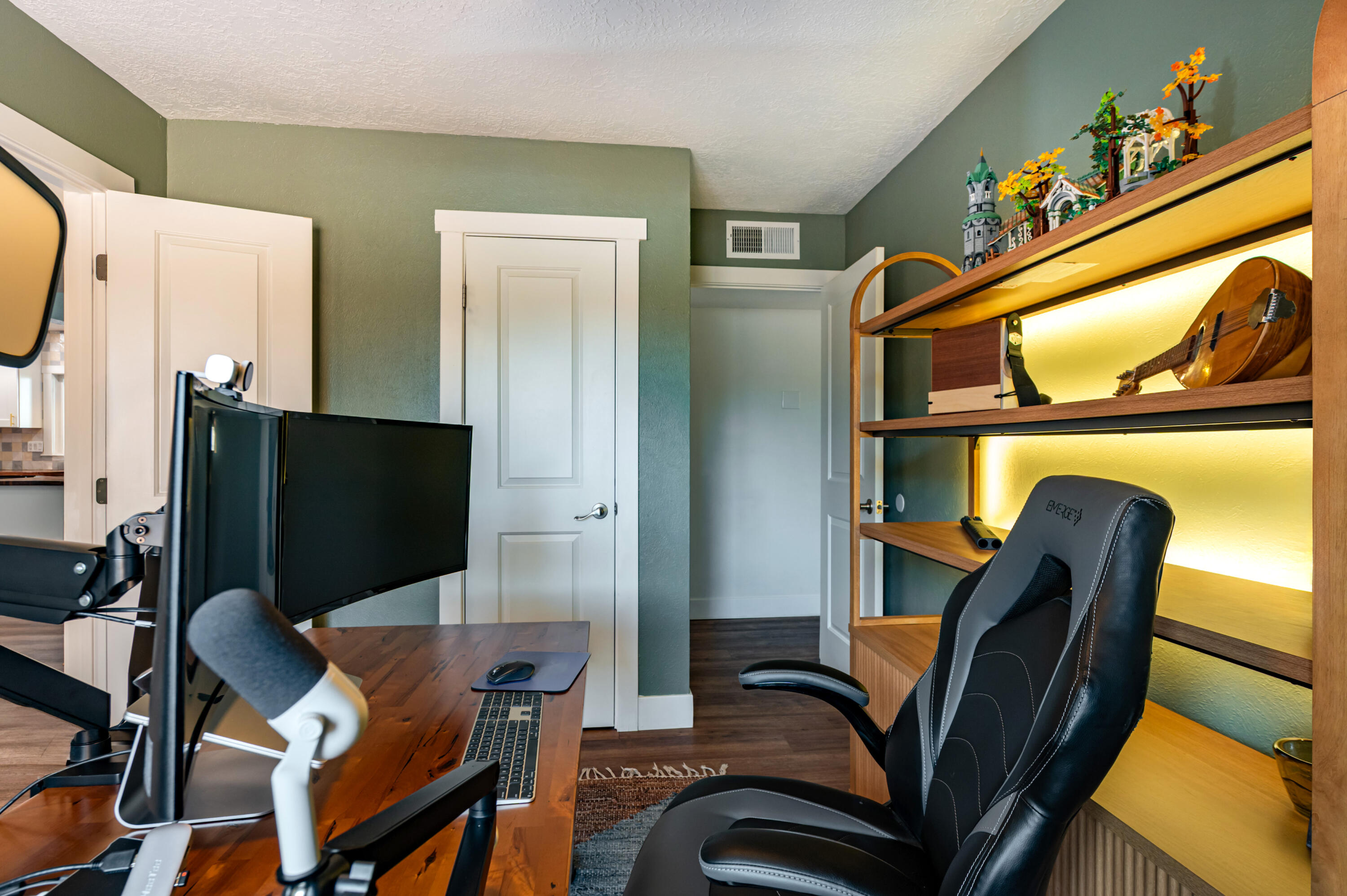 Photo 4 — 9600 Lona Lane NE