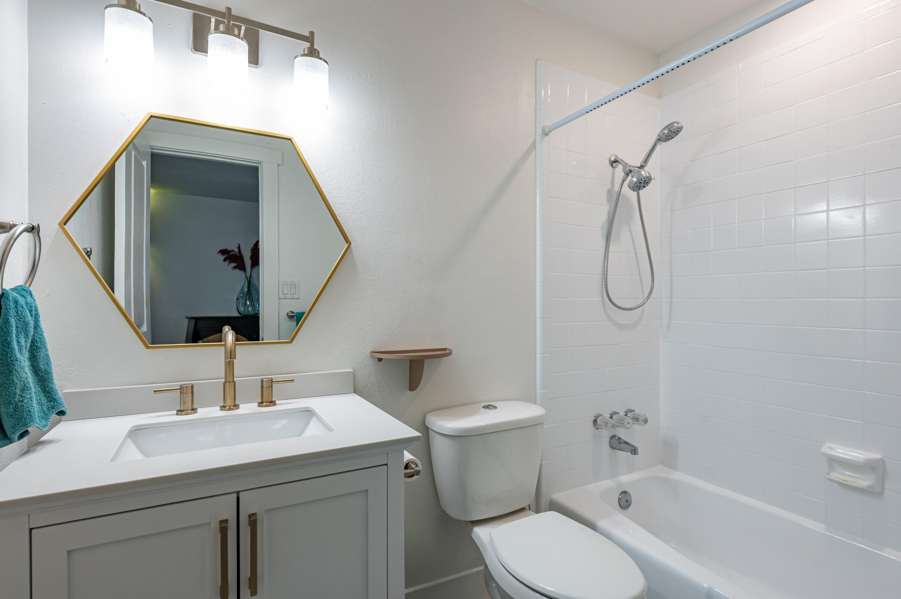 Photo 10 — 9600 Lona Lane NE