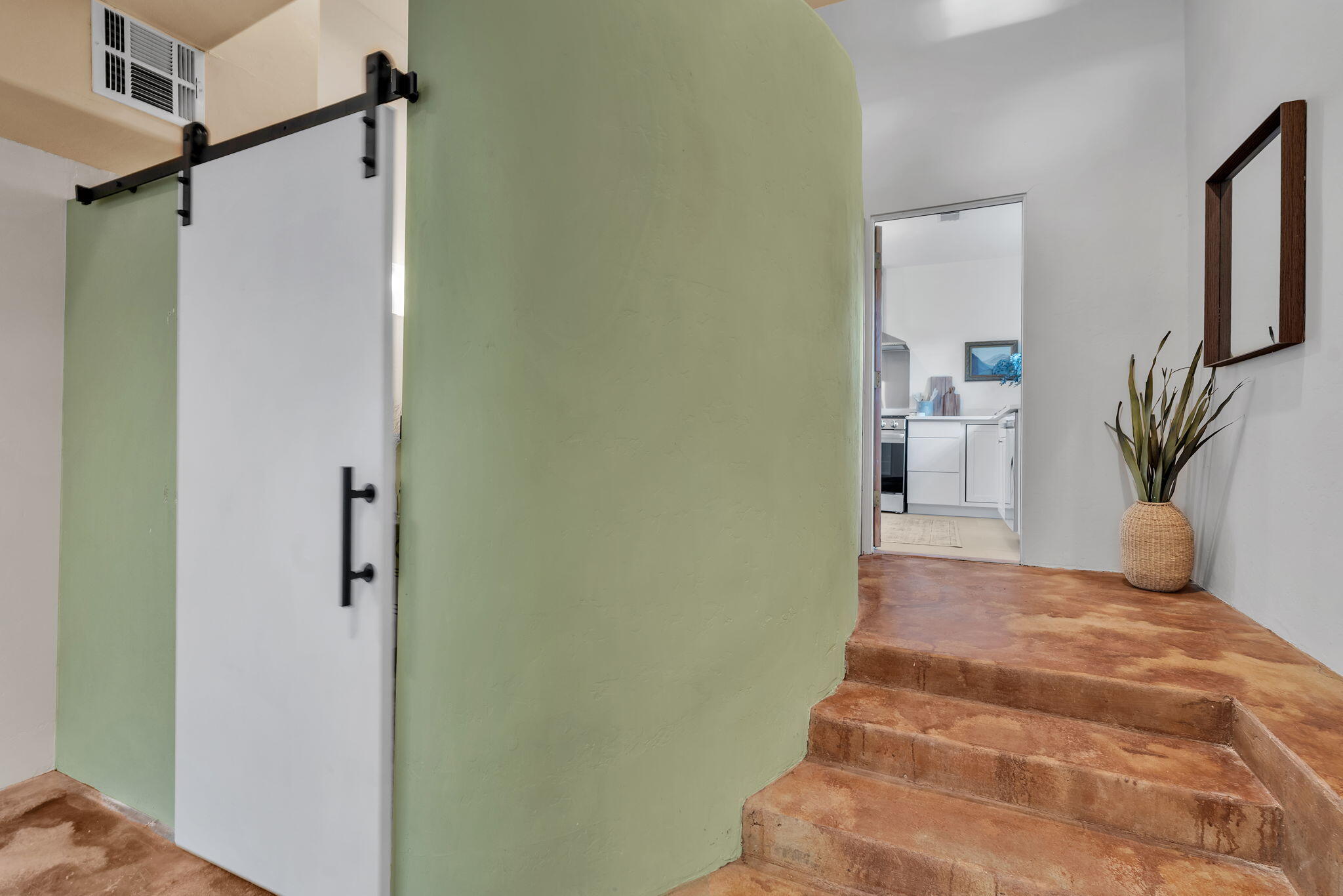 Photo 2 — 520 Luna Boulevard NW