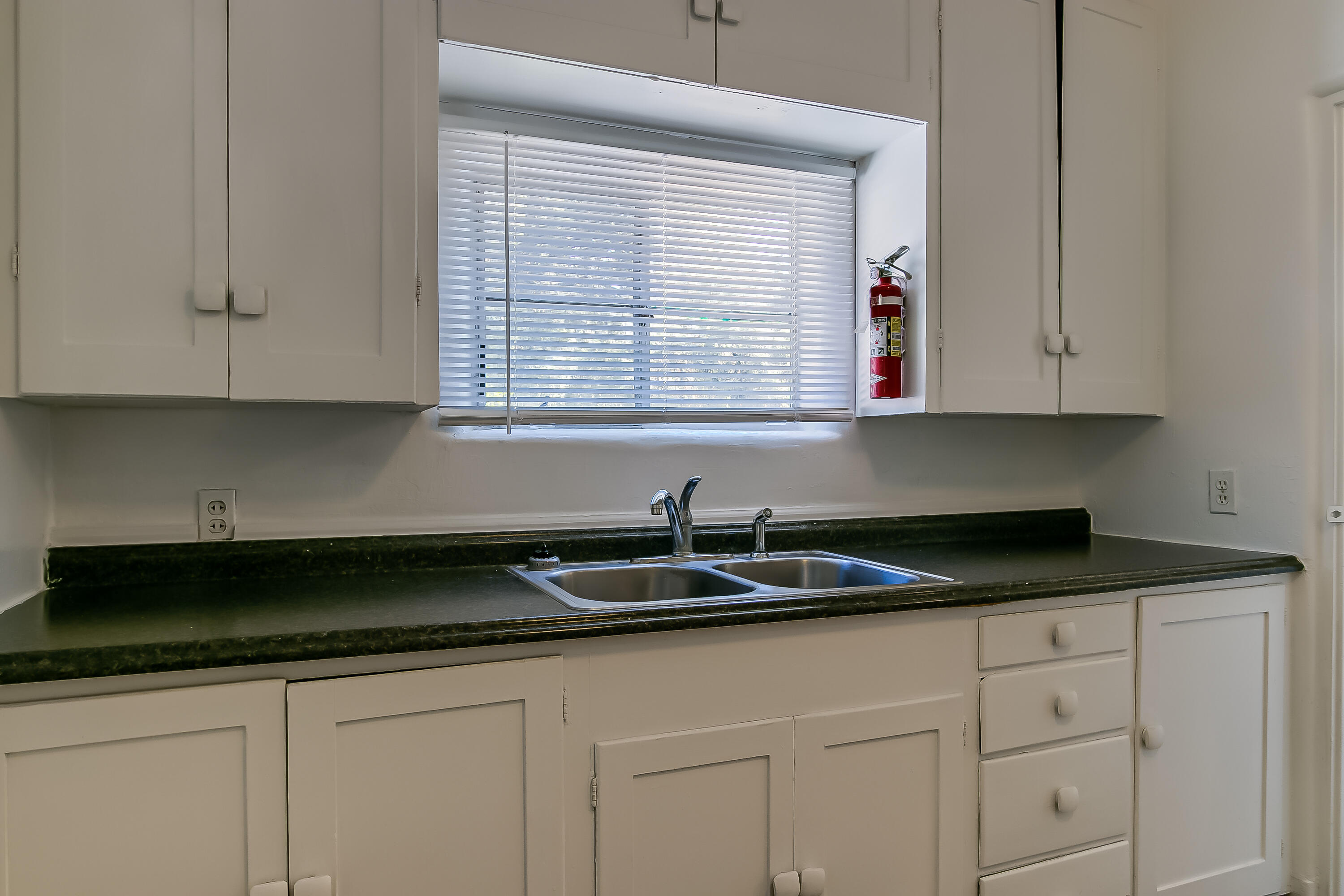 Photo 13 — 1407,1409 Hazeldine Avenue SE