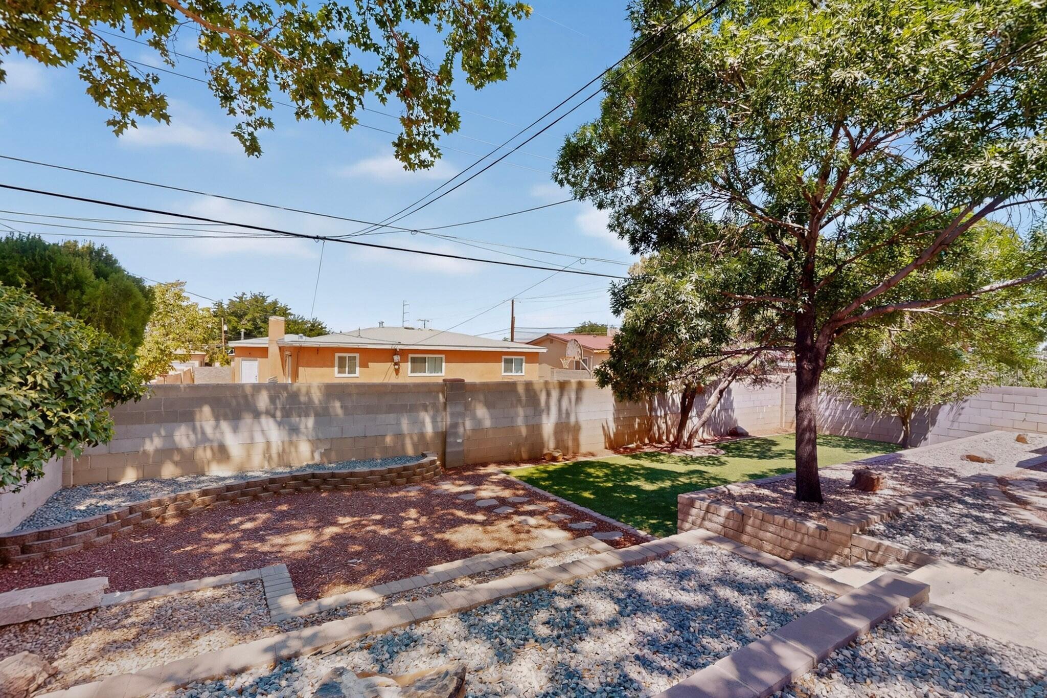 Photo 11 — 1329 Espejo Street NE