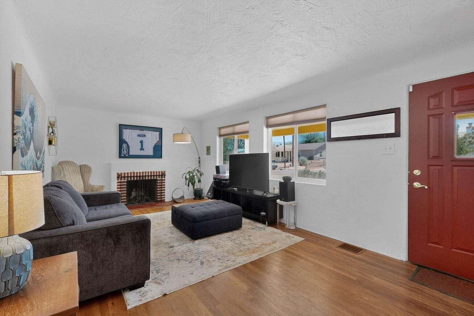 Photo 3 — 801 Amherst Drive NE