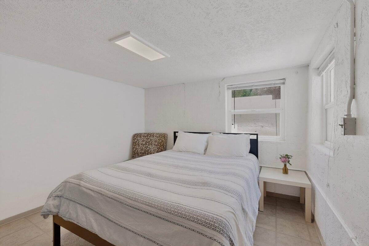 Photo 7 — 801 Amherst Drive NE