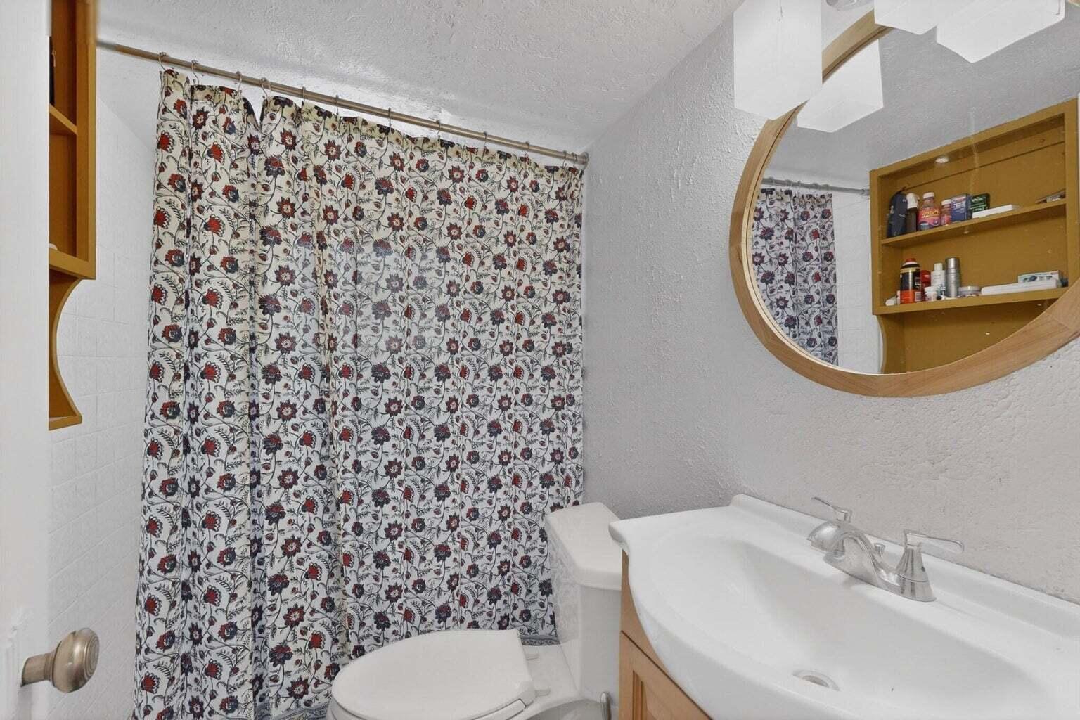 Photo 8 — 801 Amherst Drive NE