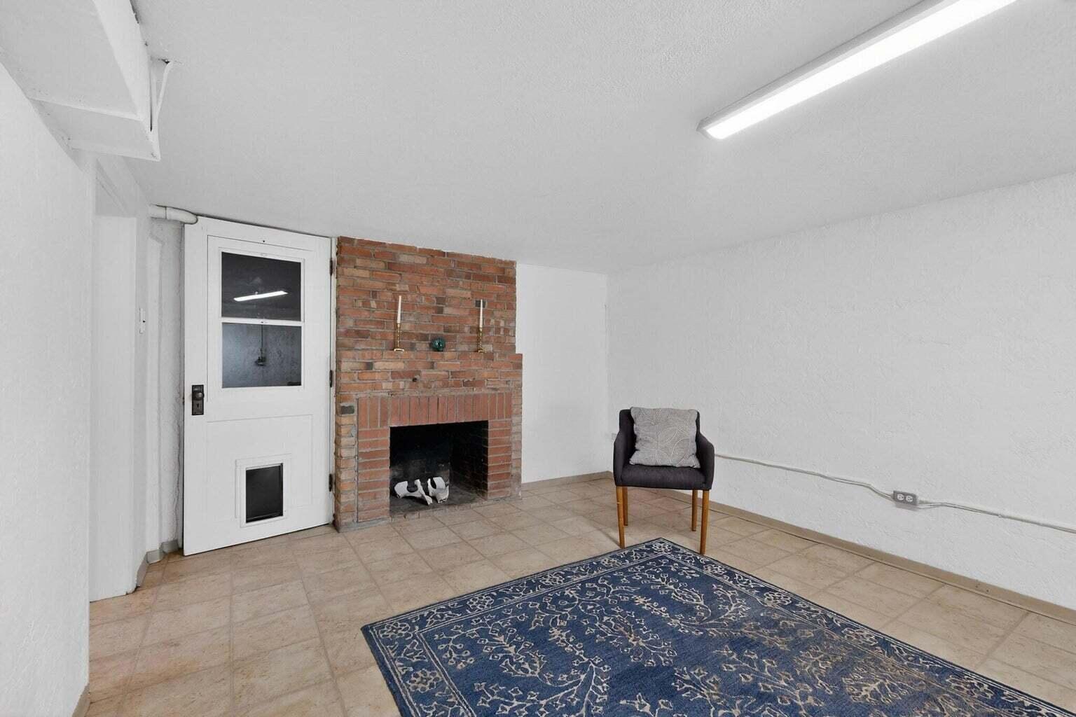 Photo 9 — 801 Amherst Drive NE