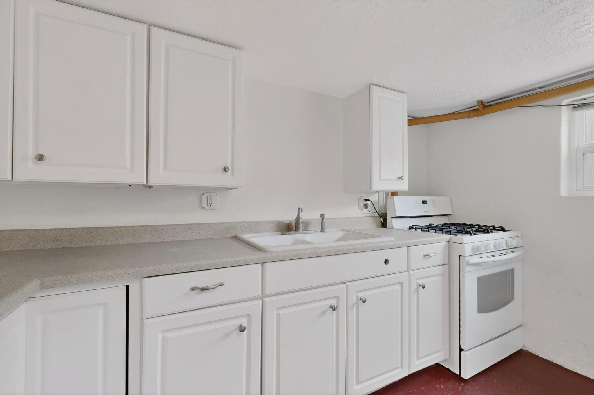 Photo 11 — 801 Amherst Drive NE
