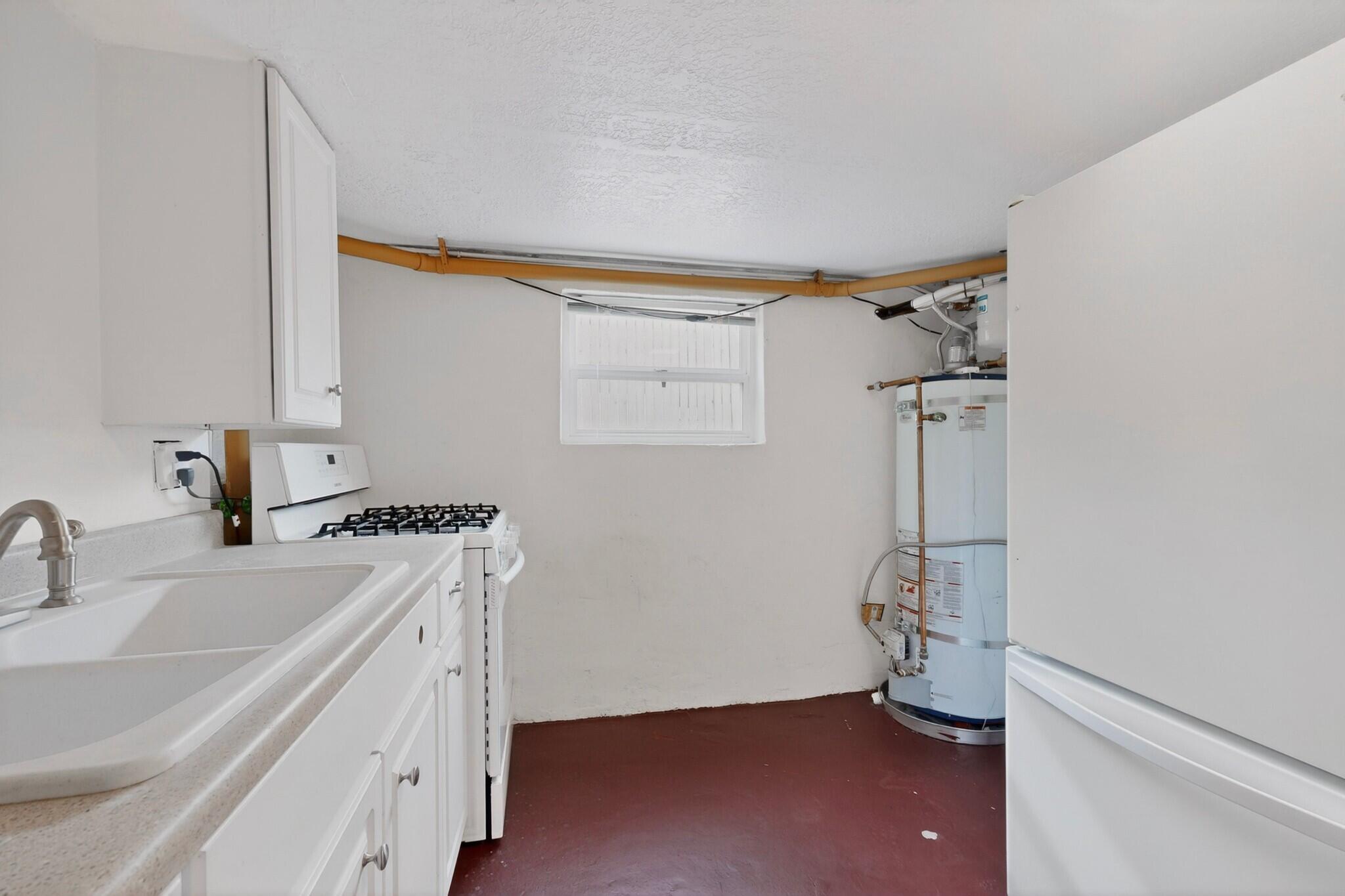 Photo 13 — 801 Amherst Drive NE