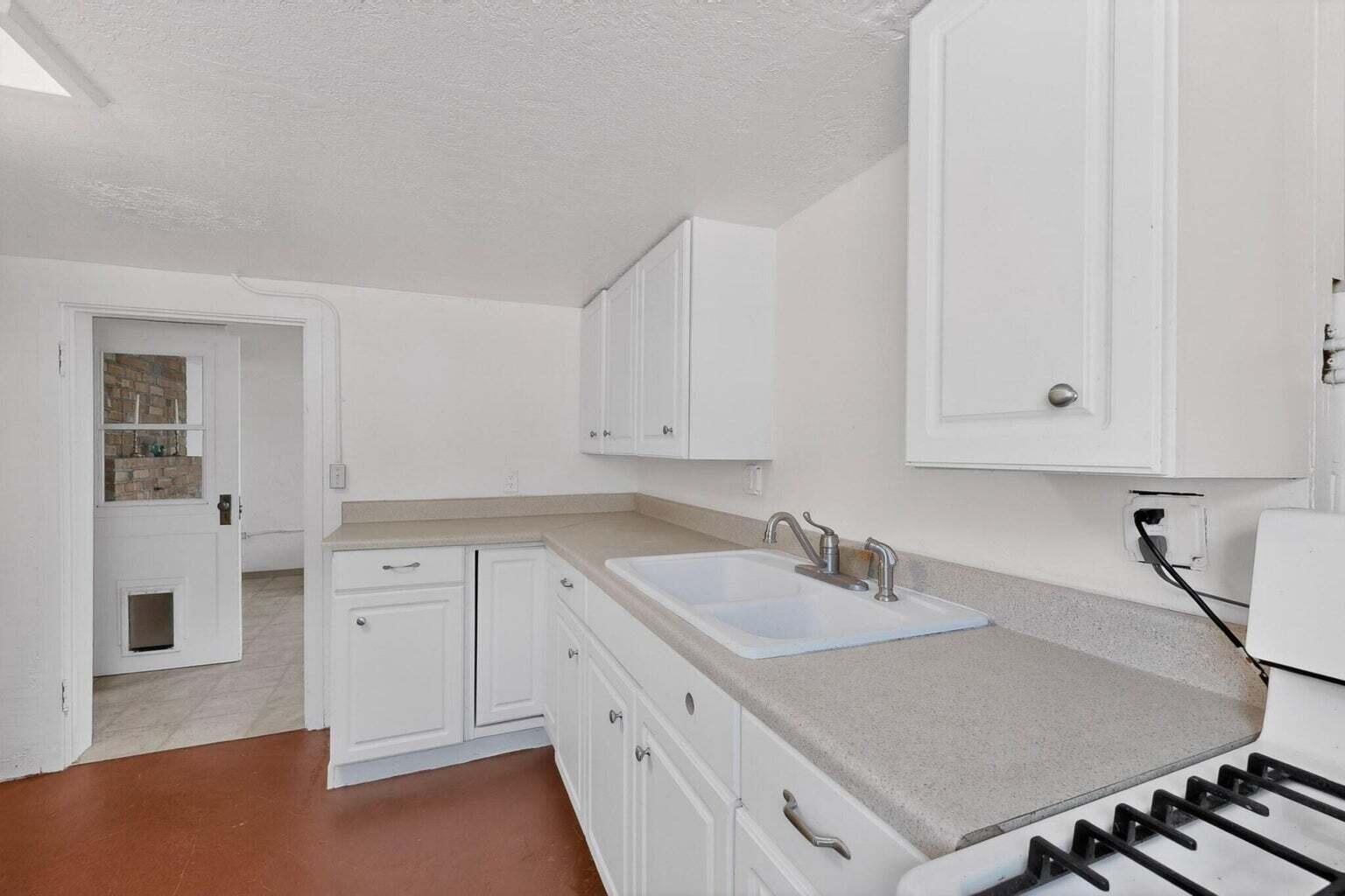 Photo 14 — 801 Amherst Drive NE