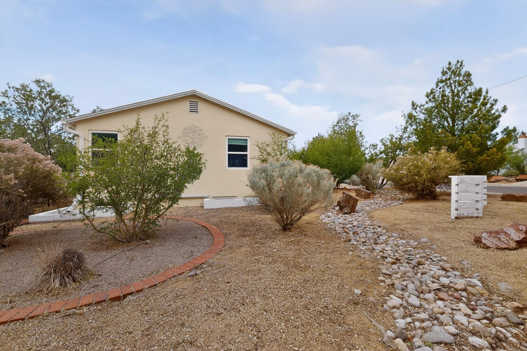 Photo 19 — 801 Amherst Drive NE