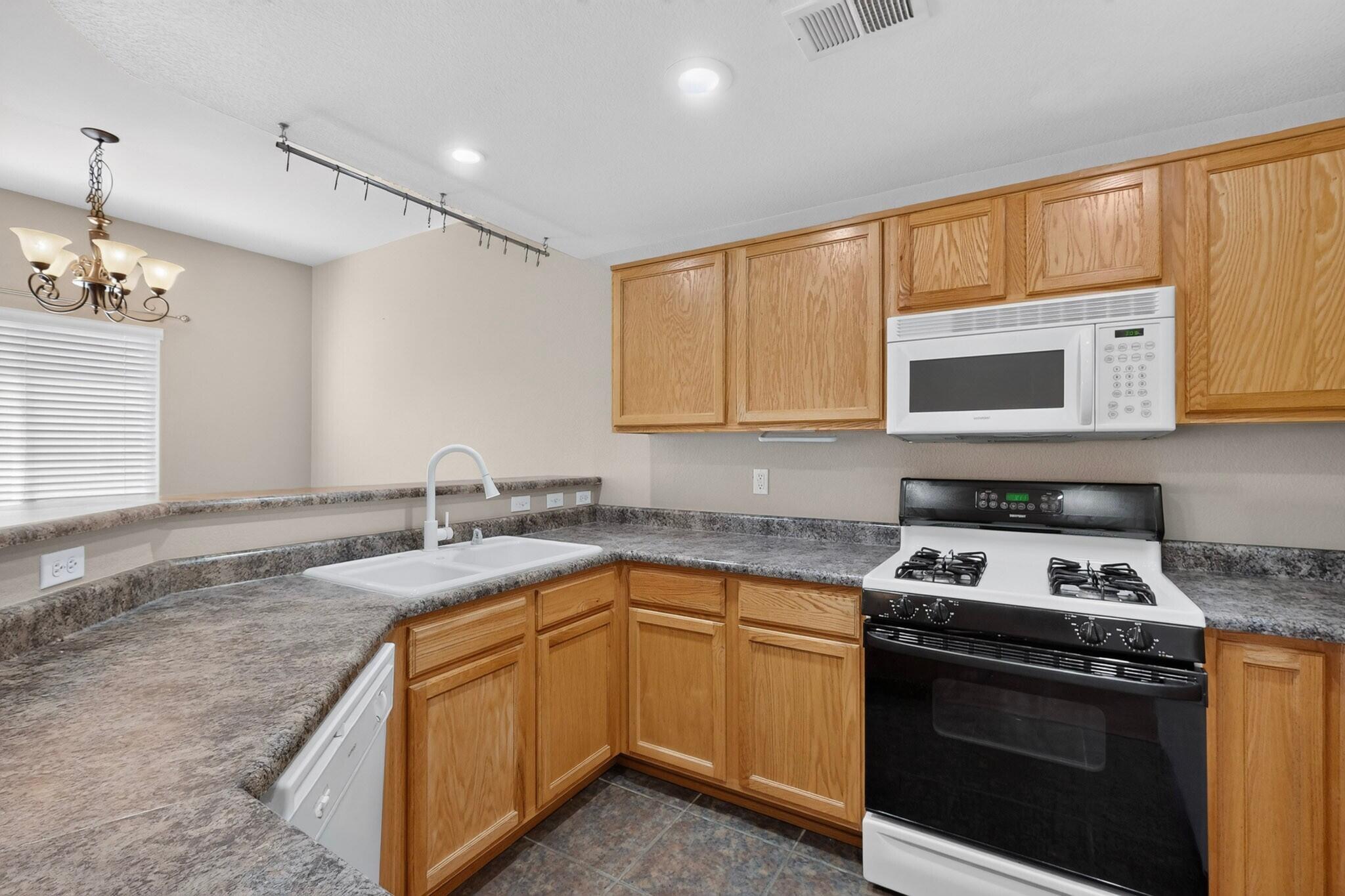 Photo 9 — 6800 Vista Del Norte Drive NE # 21