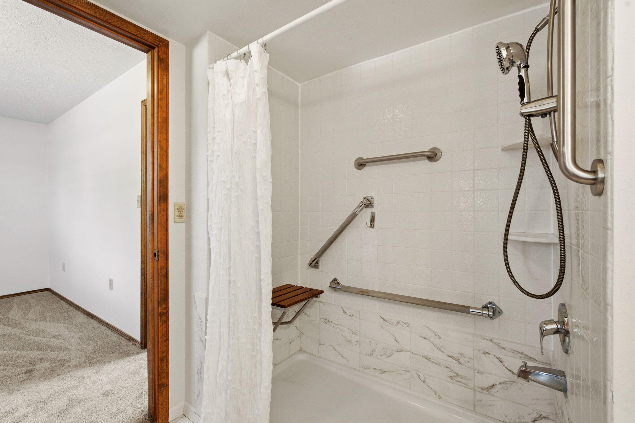 Photo 10 — 6021 Downey Street NE