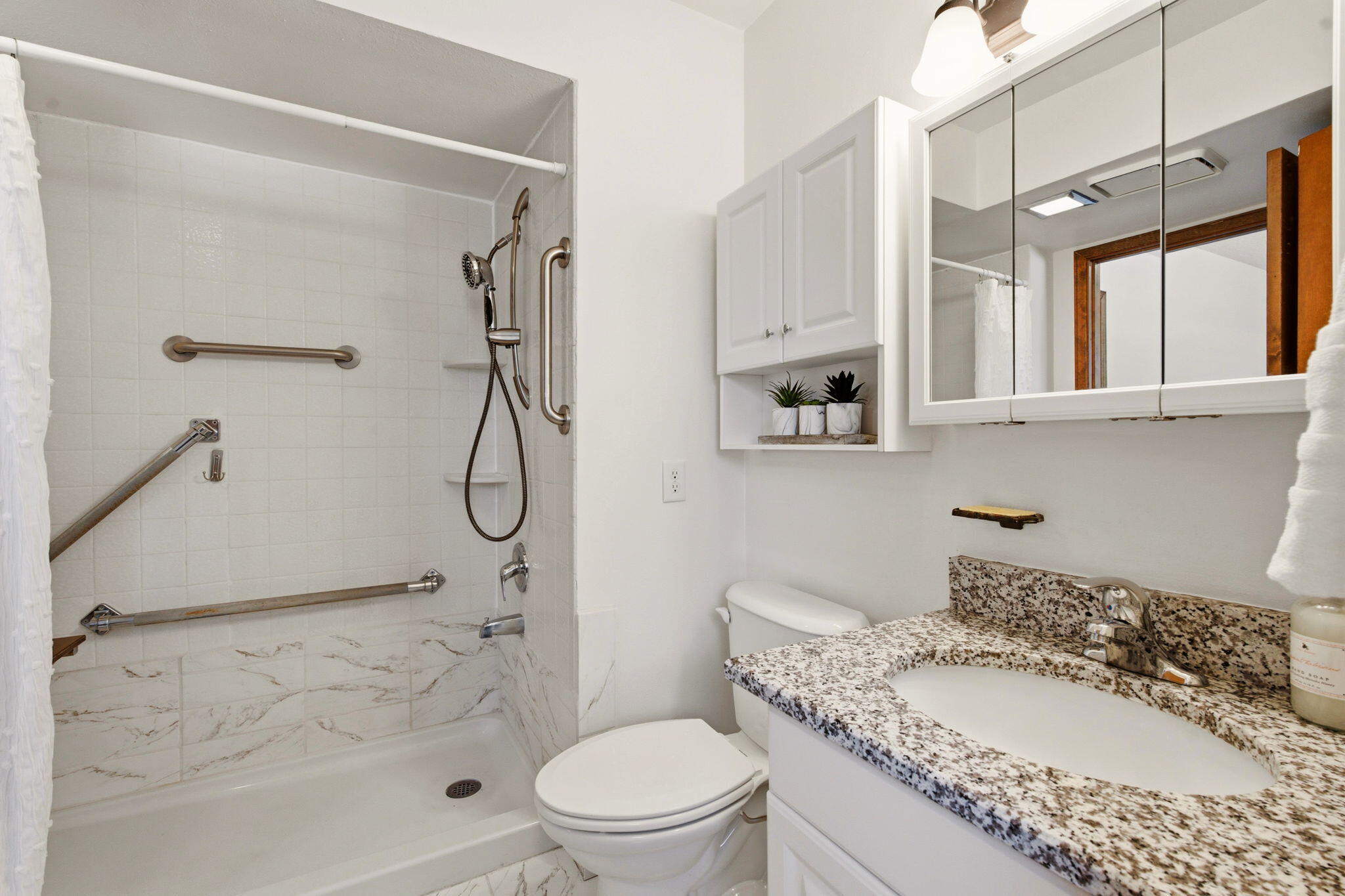 Photo 9 — 6021 Downey Street NE