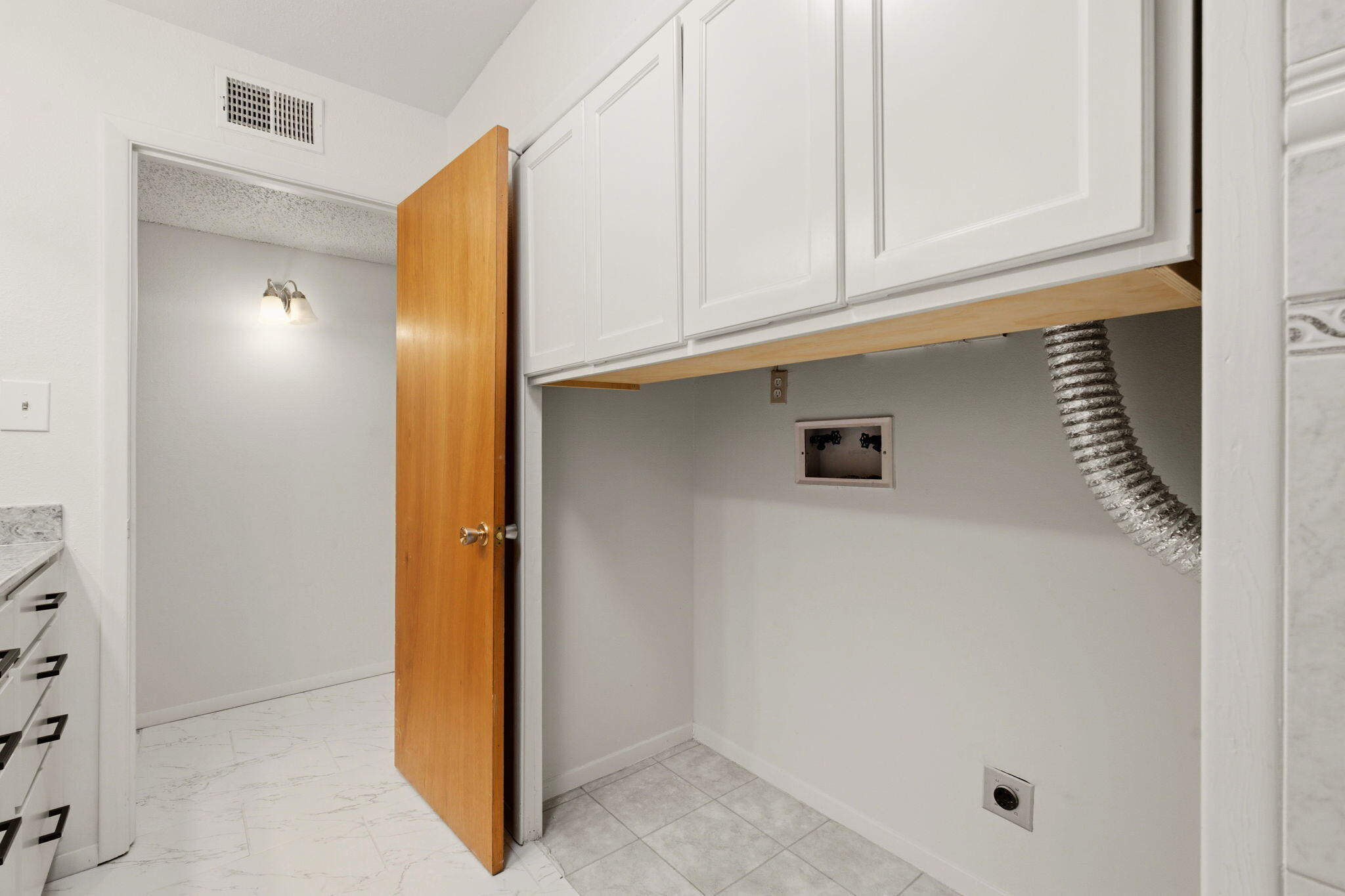 Photo 4 — 6021 Downey Street NE