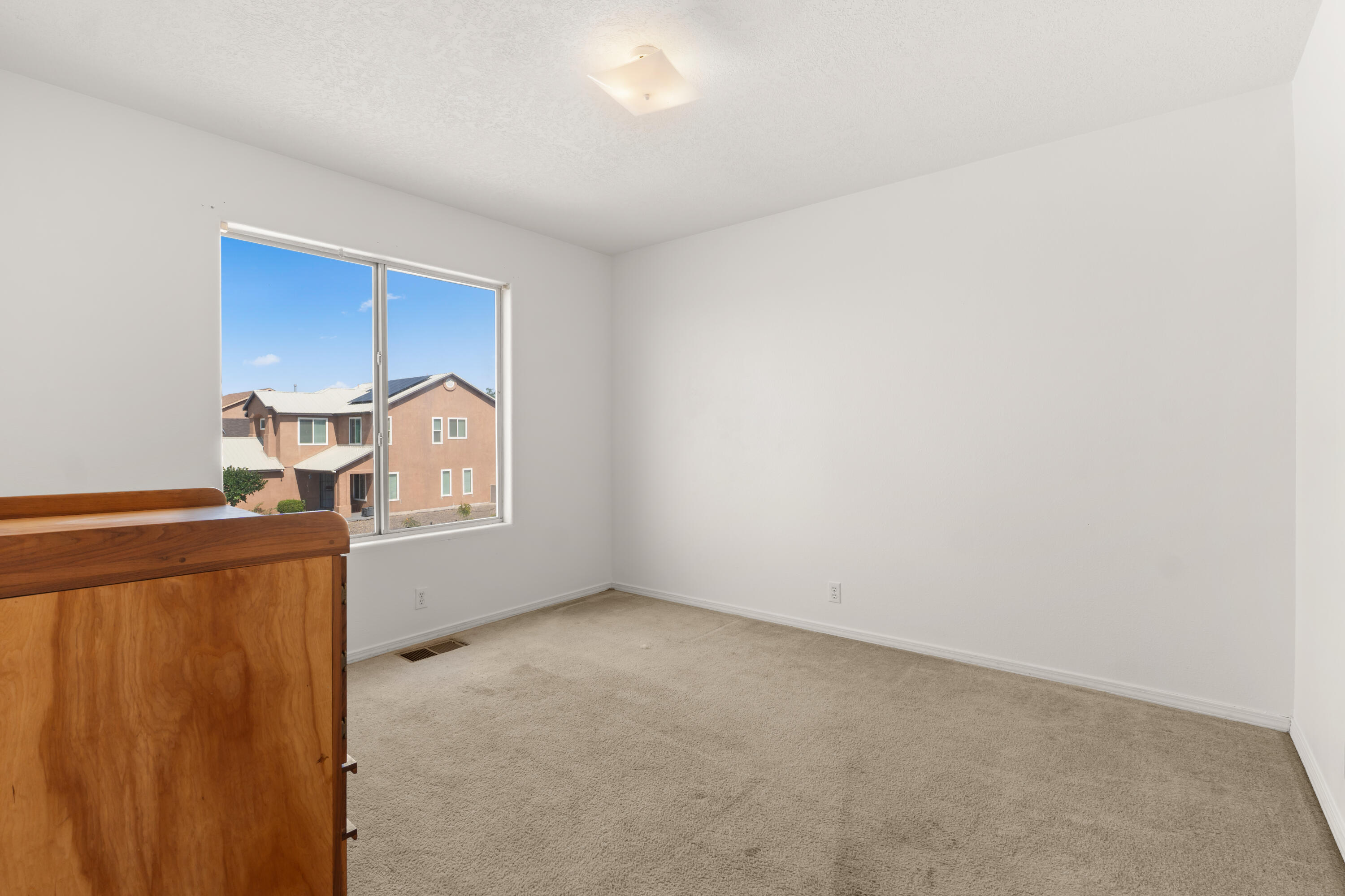 Photo 4 — 616 Lone Pine Drive SW