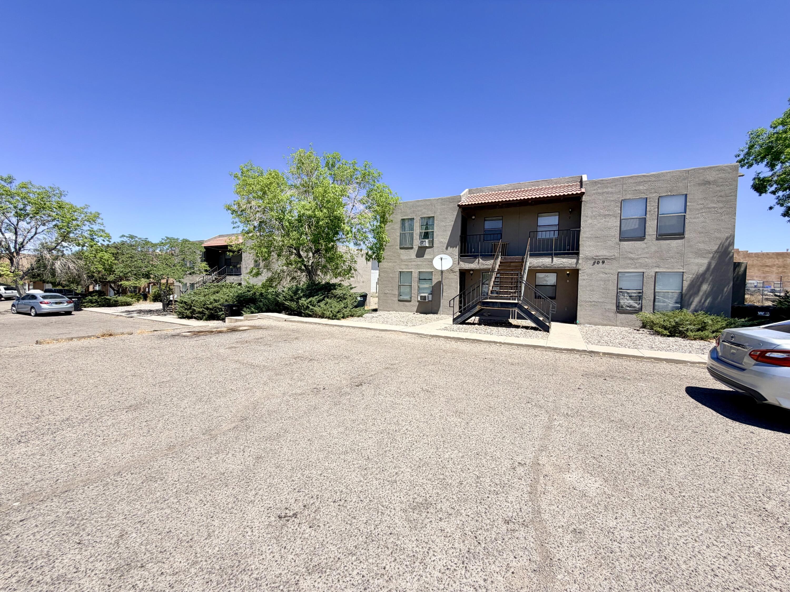 Photo 4 — 309-313 Geraldine Loop SE