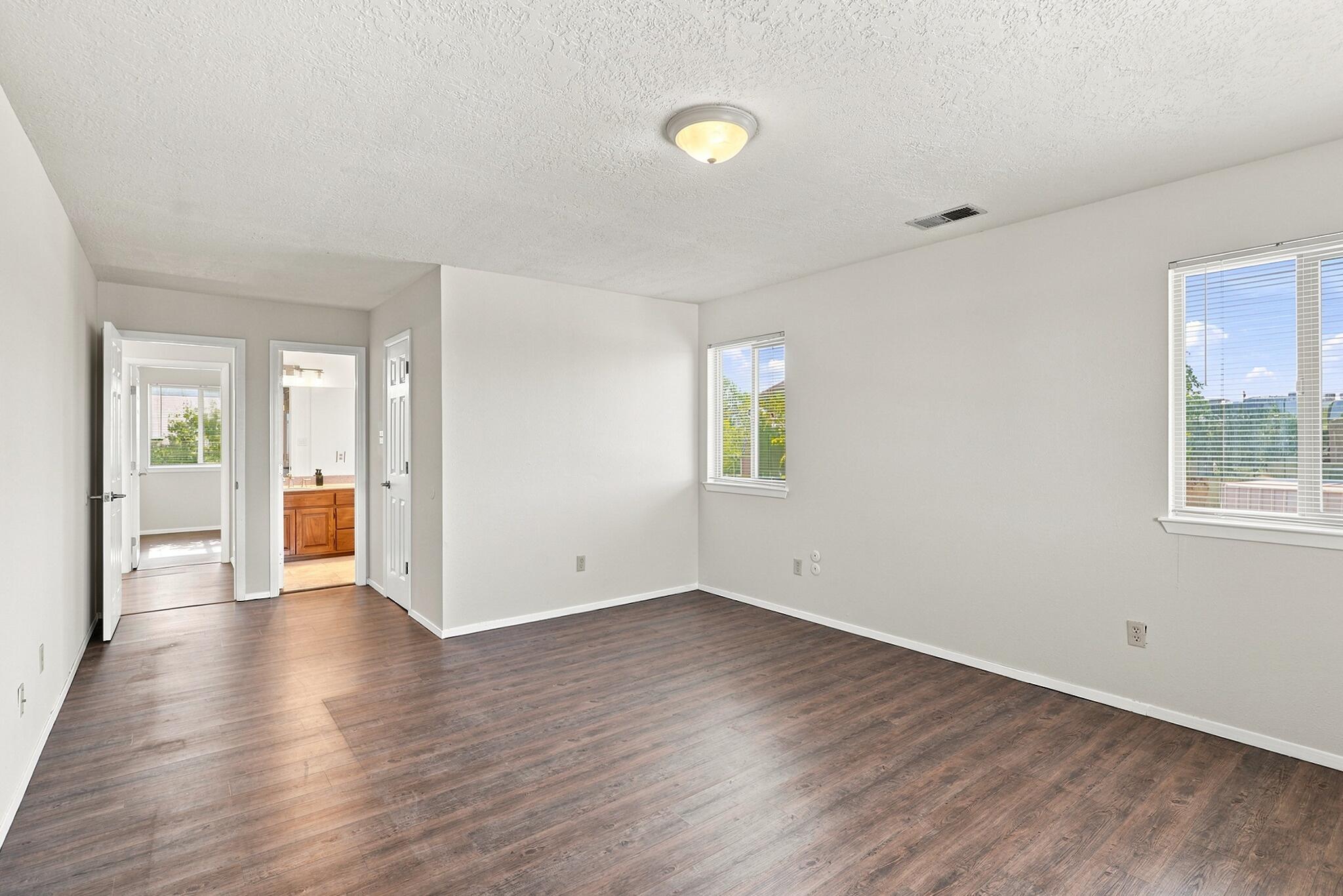 Photo 18 — 650 Paisano Street NE
