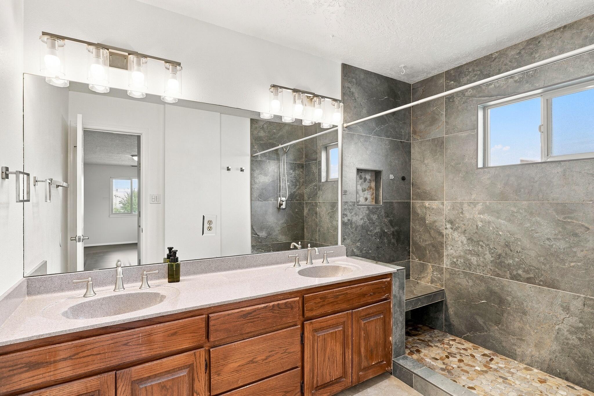 Photo 14 — 650 Paisano Street NE