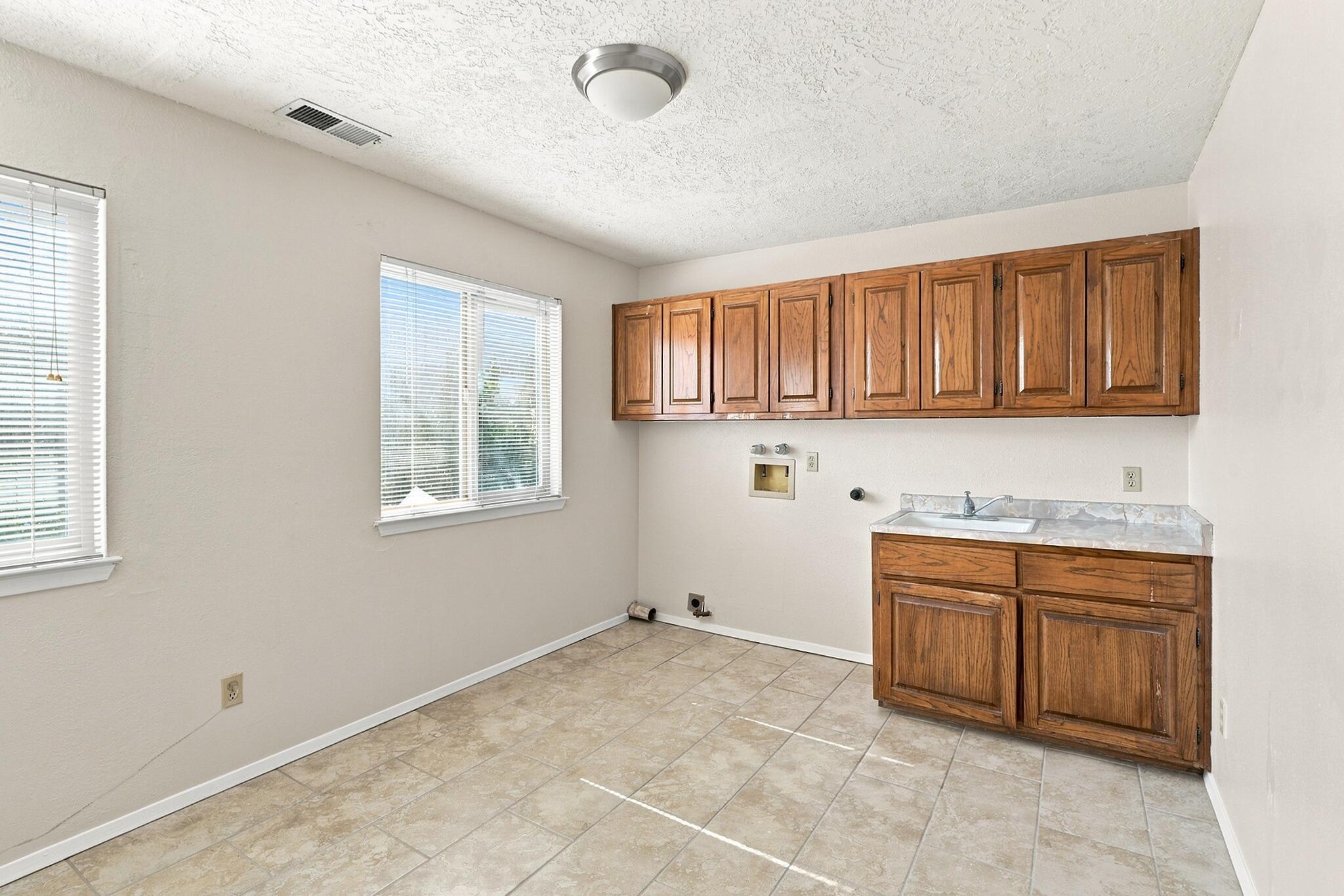 Photo 4 — 650 Paisano Street NE
