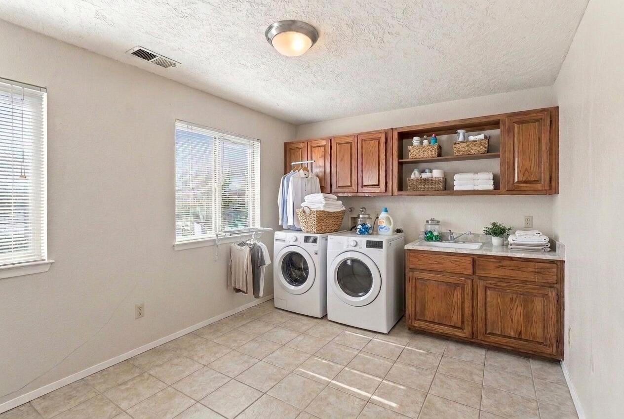 Photo 8 — 650 Paisano Street NE