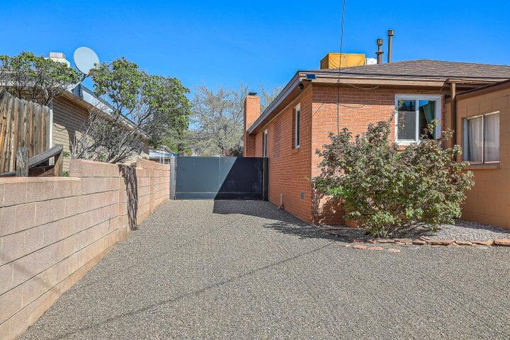 Photo 10 — 2709 Valencia Drive NE