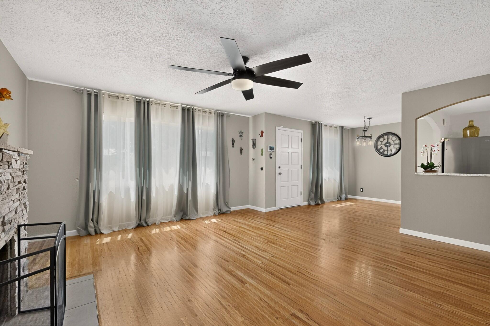Photo 16 — 2709 Valencia Drive NE