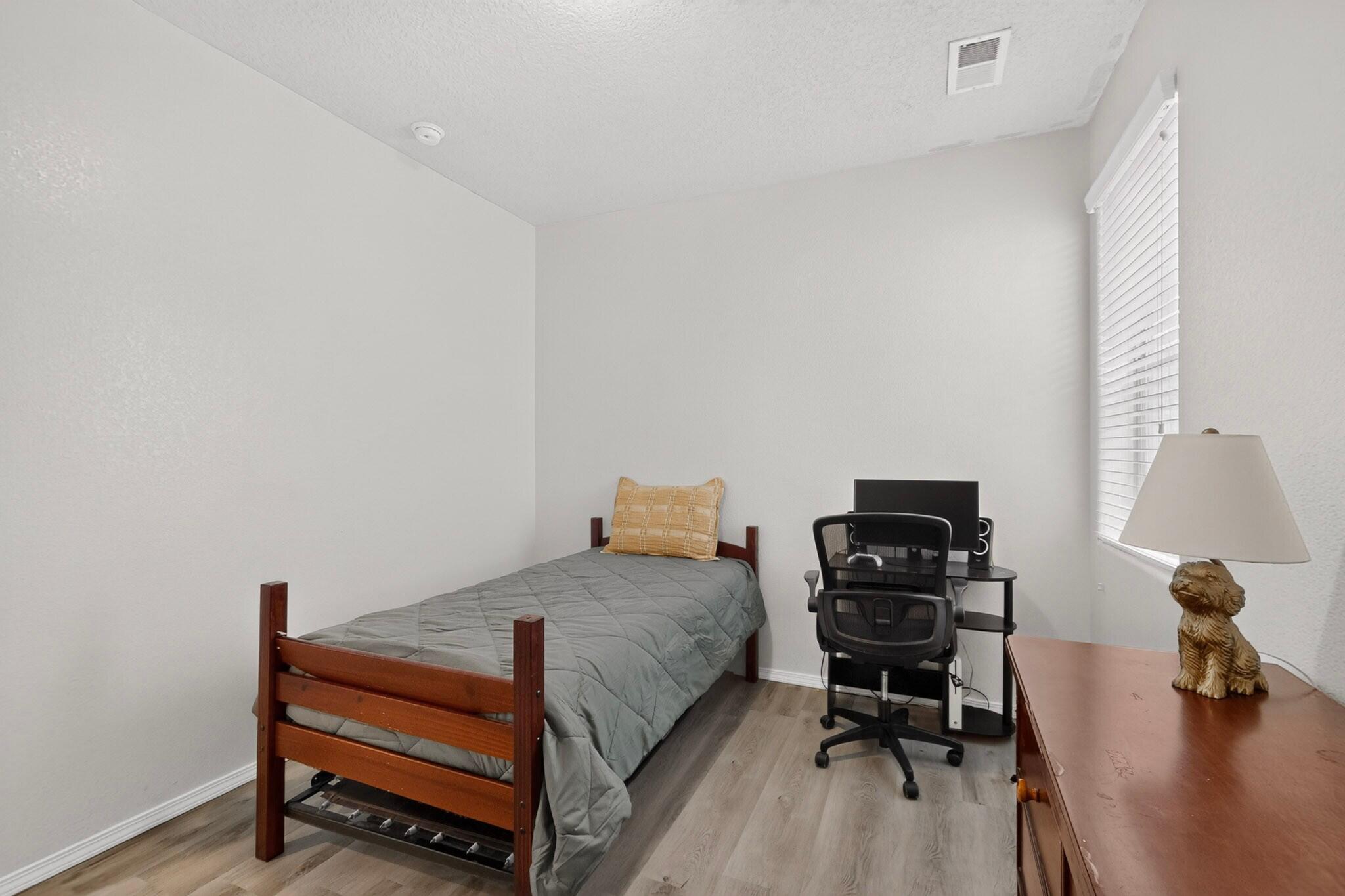 Photo 15 — 5929 Sandoval Drive NE