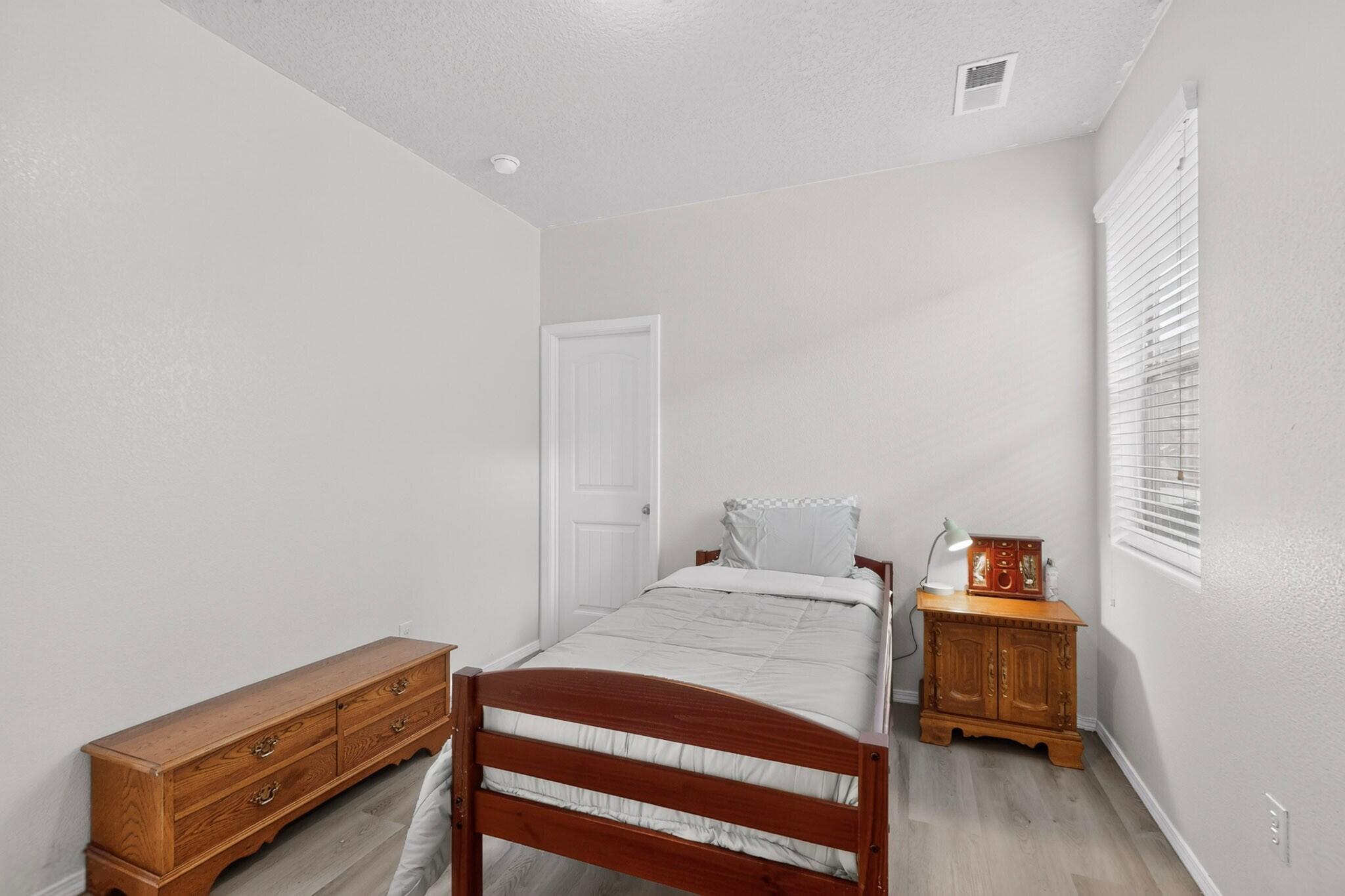 Photo 10 — 5929 Sandoval Drive NE