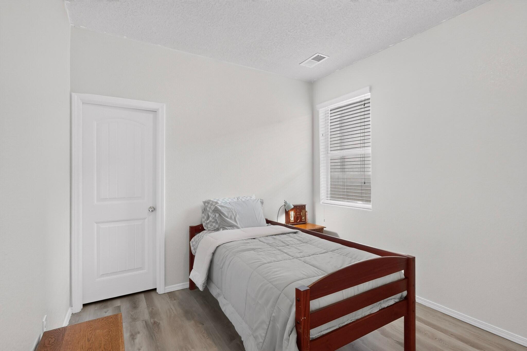 Photo 9 — 5929 Sandoval Drive NE