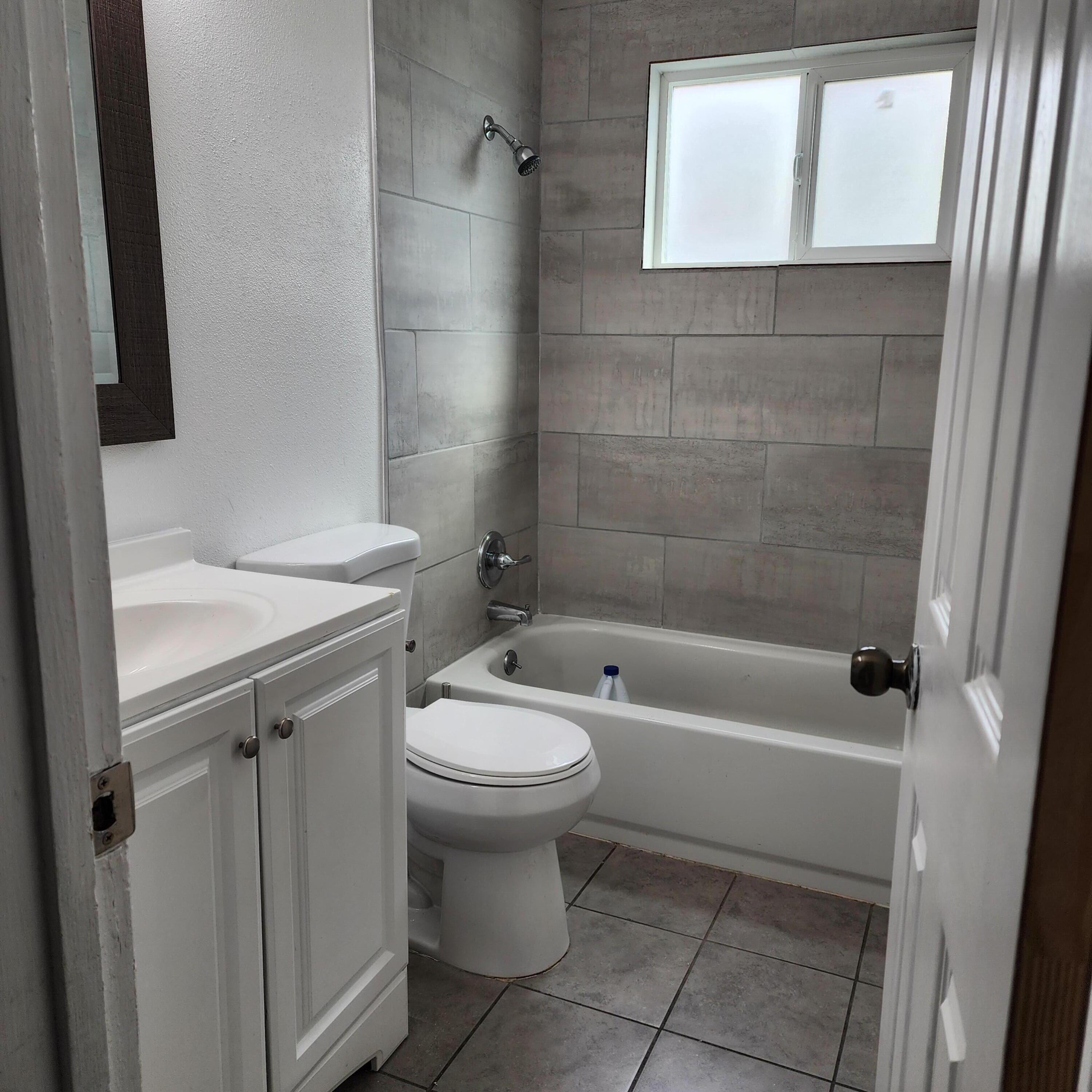 Photo 3 — 325 Tennessee Street NE