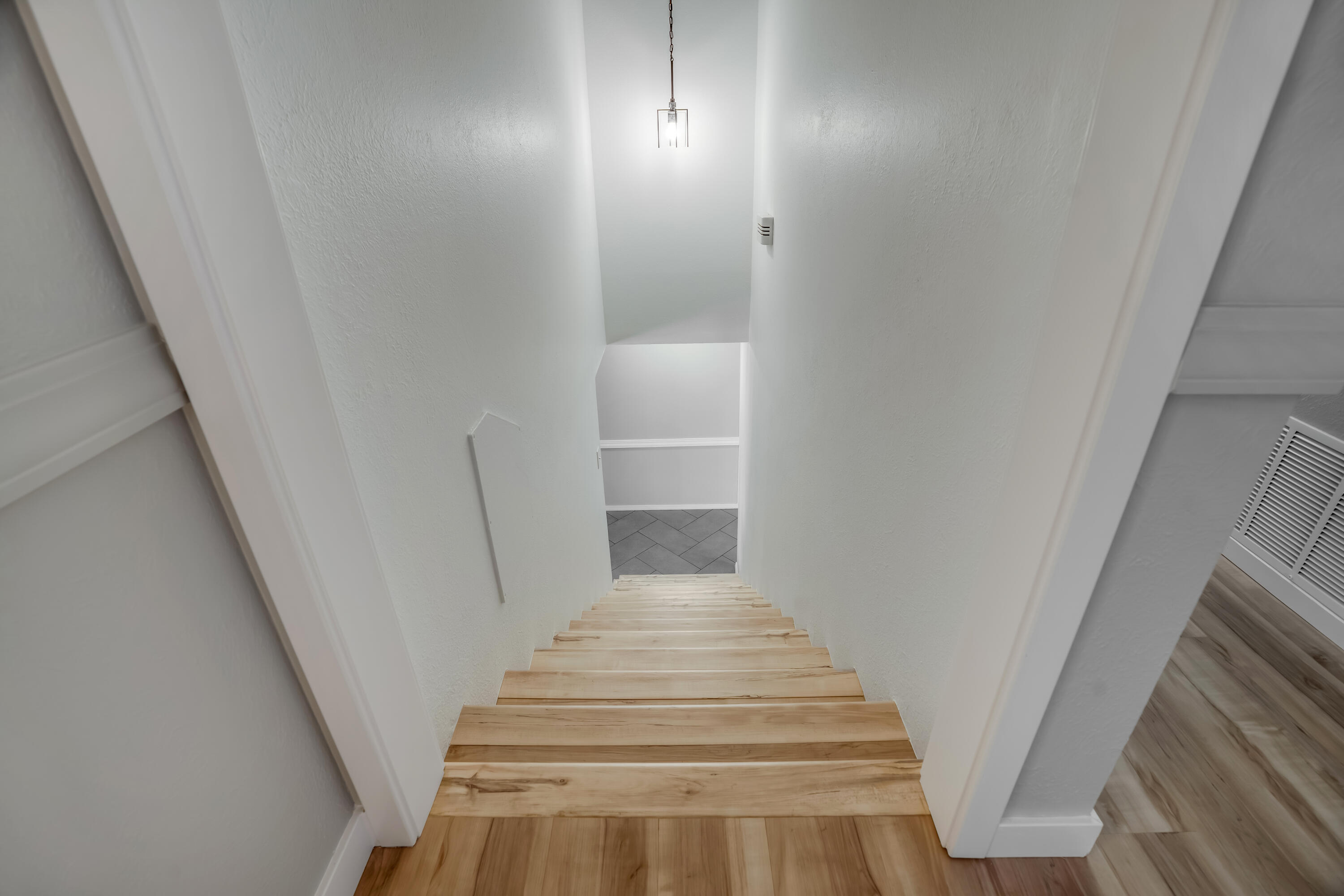 Photo 13 — 1408 Hiawatha Drive NE
