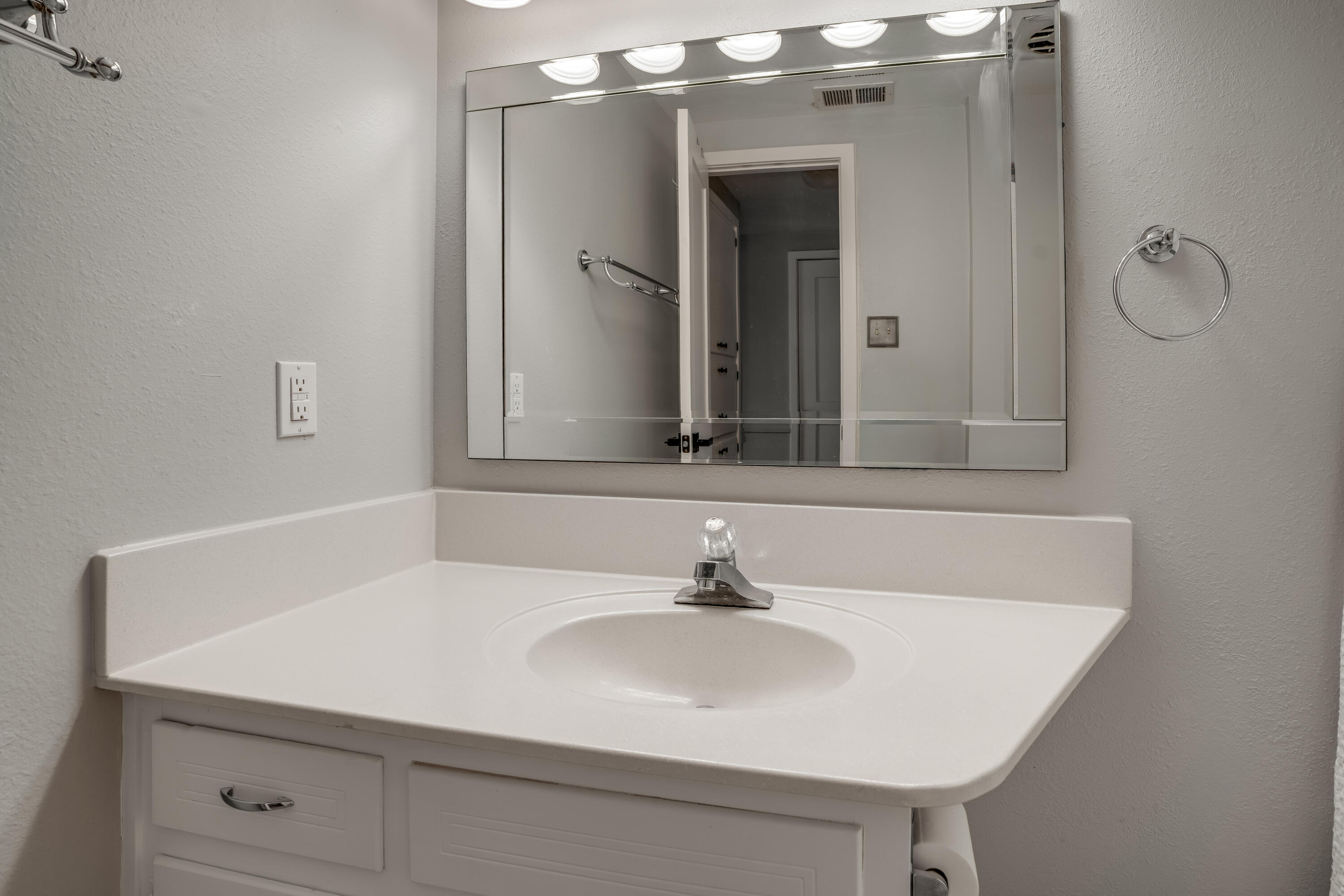 Photo 12 — 1408 Hiawatha Drive NE