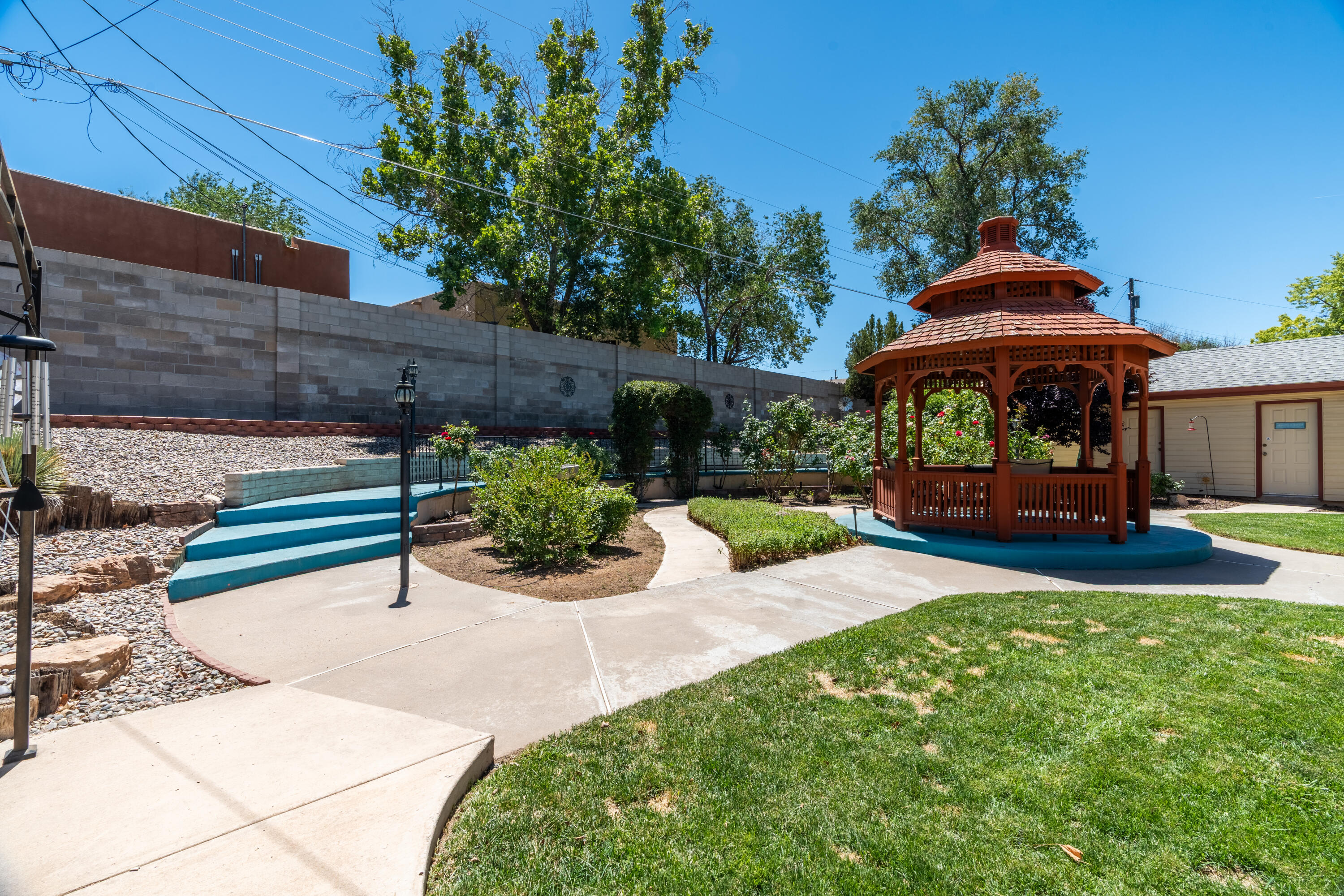 Photo 4 — 1408 Hiawatha Drive NE