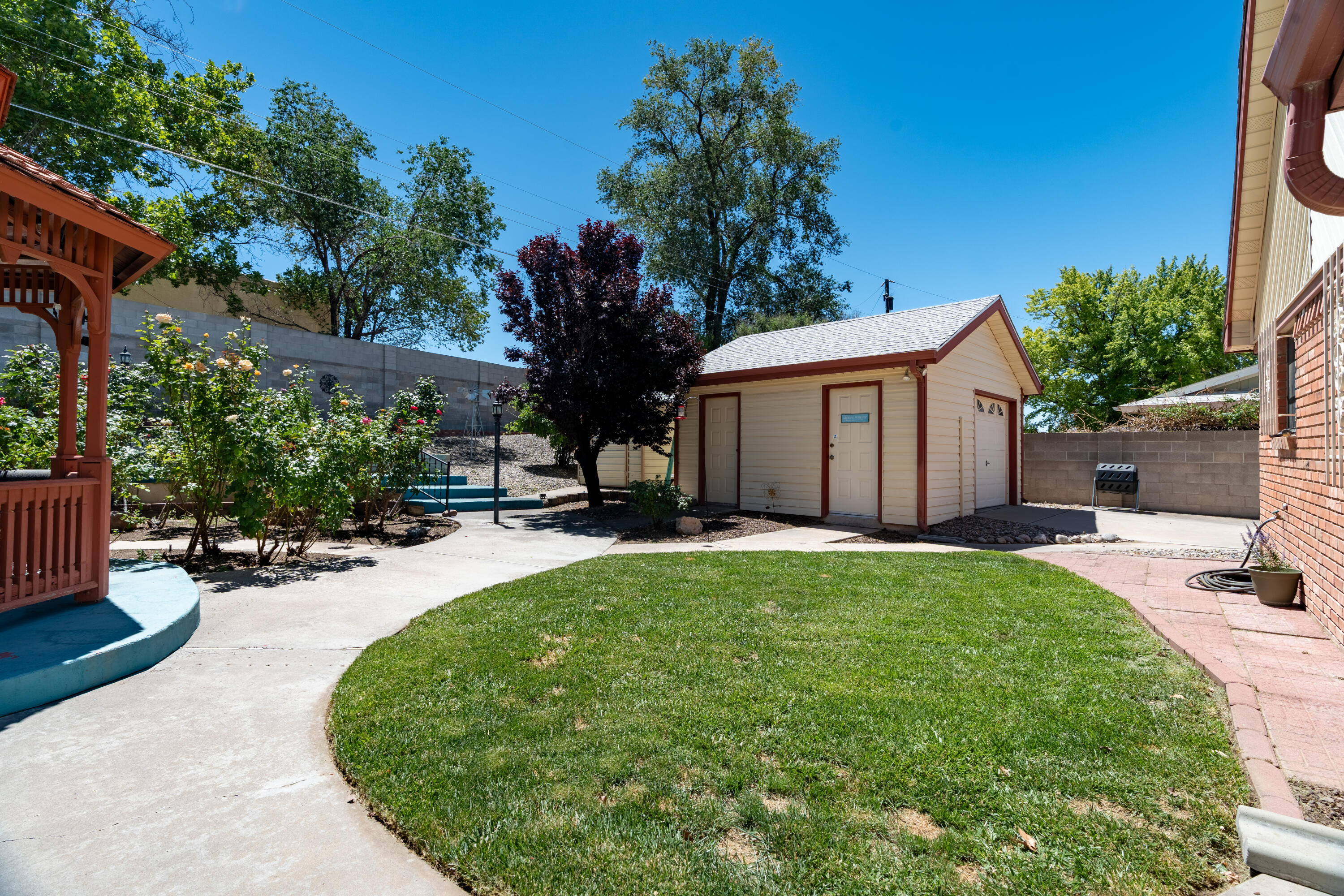 Photo 3 — 1408 Hiawatha Drive NE